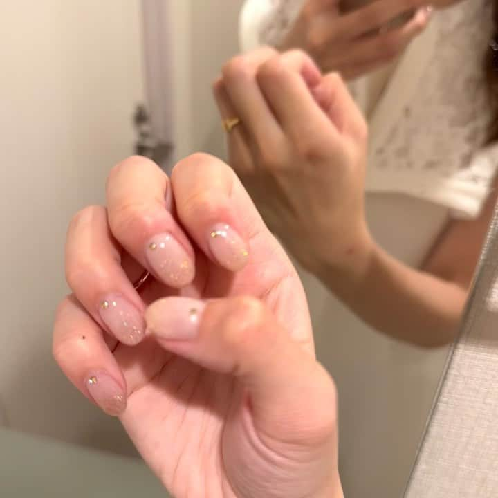 natsumiのインスタグラム：「new nail💍✨ ㅤㅤㅤㅤㅤㅤㅤㅤㅤㅤㅤㅤㅤ 薄いベビーピンクにゴールドのラメに ストーンで秋仕様🍂 ˎˊ˗ ほんとうにかわいい。。 このきらきら感はりんさんにしか出せないから貴重😮‍💨♡ @a.l.u.m__rin  ㅤㅤㅤㅤㅤㅤㅤㅤㅤㅤㅤㅤㅤ いつもありがとうございます♡ ㅤㅤㅤㅤㅤㅤㅤㅤㅤㅤㅤㅤㅤ ㅤㅤㅤㅤㅤㅤㅤㅤㅤㅤㅤㅤㅤ ㅤㅤㅤㅤㅤㅤㅤㅤㅤㅤㅤㅤㅤ #韓国ネイル #中国ネイル #ワンホンネイル」