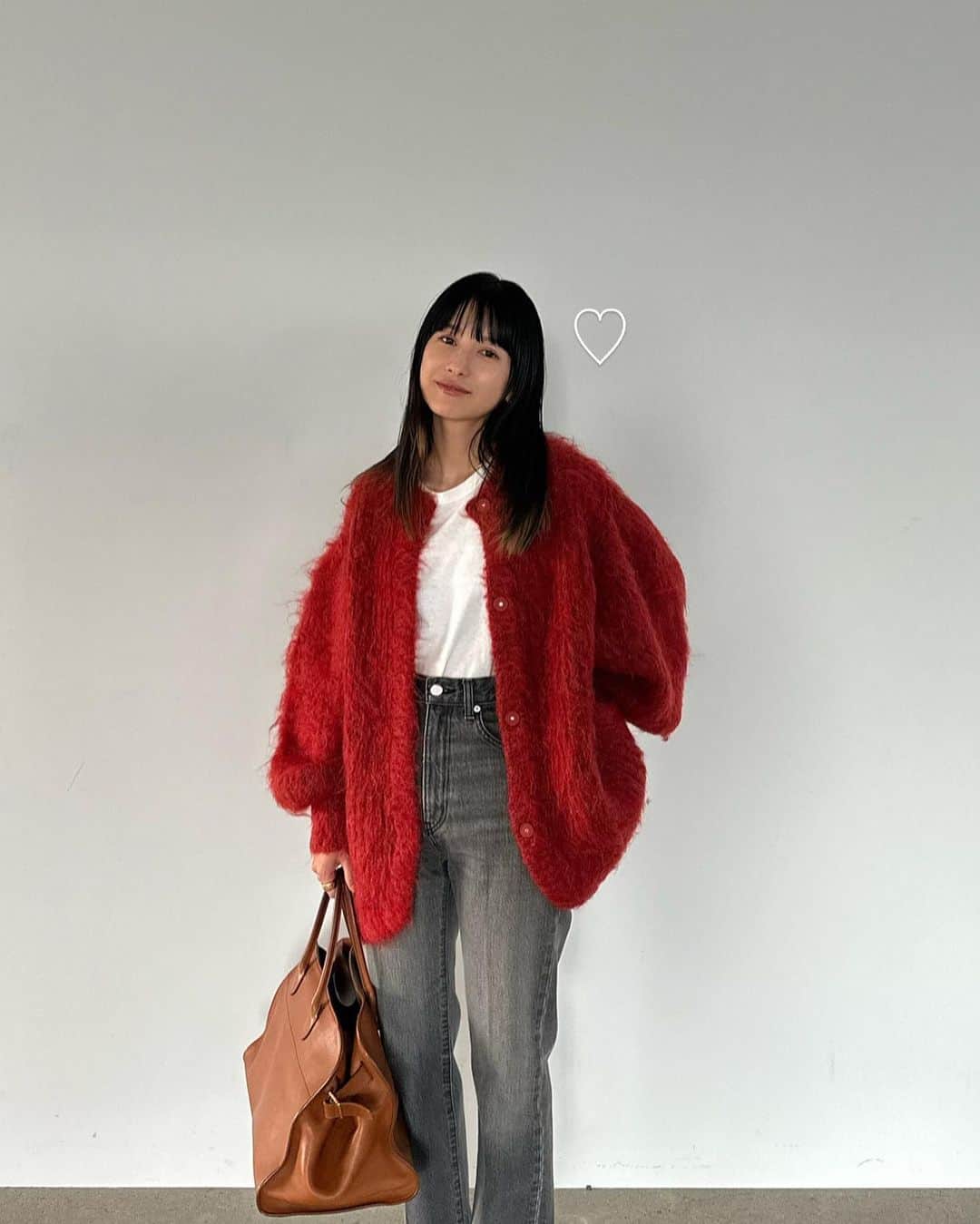 松本恵奈のインスタグラム：「最高に可愛いシャギーカーディガン。 遂に８日発売です♡  私は赤を買ったんだけど、 今年はこんな感じで いつもより少しカジュアルな雰囲気で 着たくて赤を作りました◯ フワッフワのモヘアだからビビットカラーでも とても着やすくて毎年、新しいカラーを我が家に お出迎えしています♡  他のカラーも着回ししやすく とてもオススメなので是非お楽しみに！  #clane #新作」