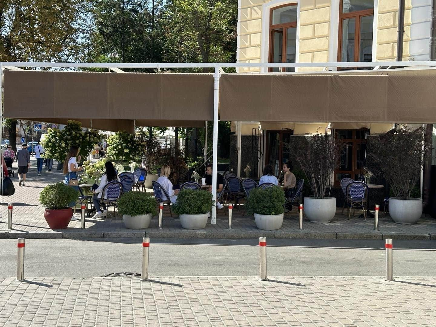 スティーヴン・フライさんのインスタグラム写真 - (スティーヴン・フライInstagram)「The all clear sounds and life goes on in Kyiv…」9月6日 13時07分 - stephenfryactually