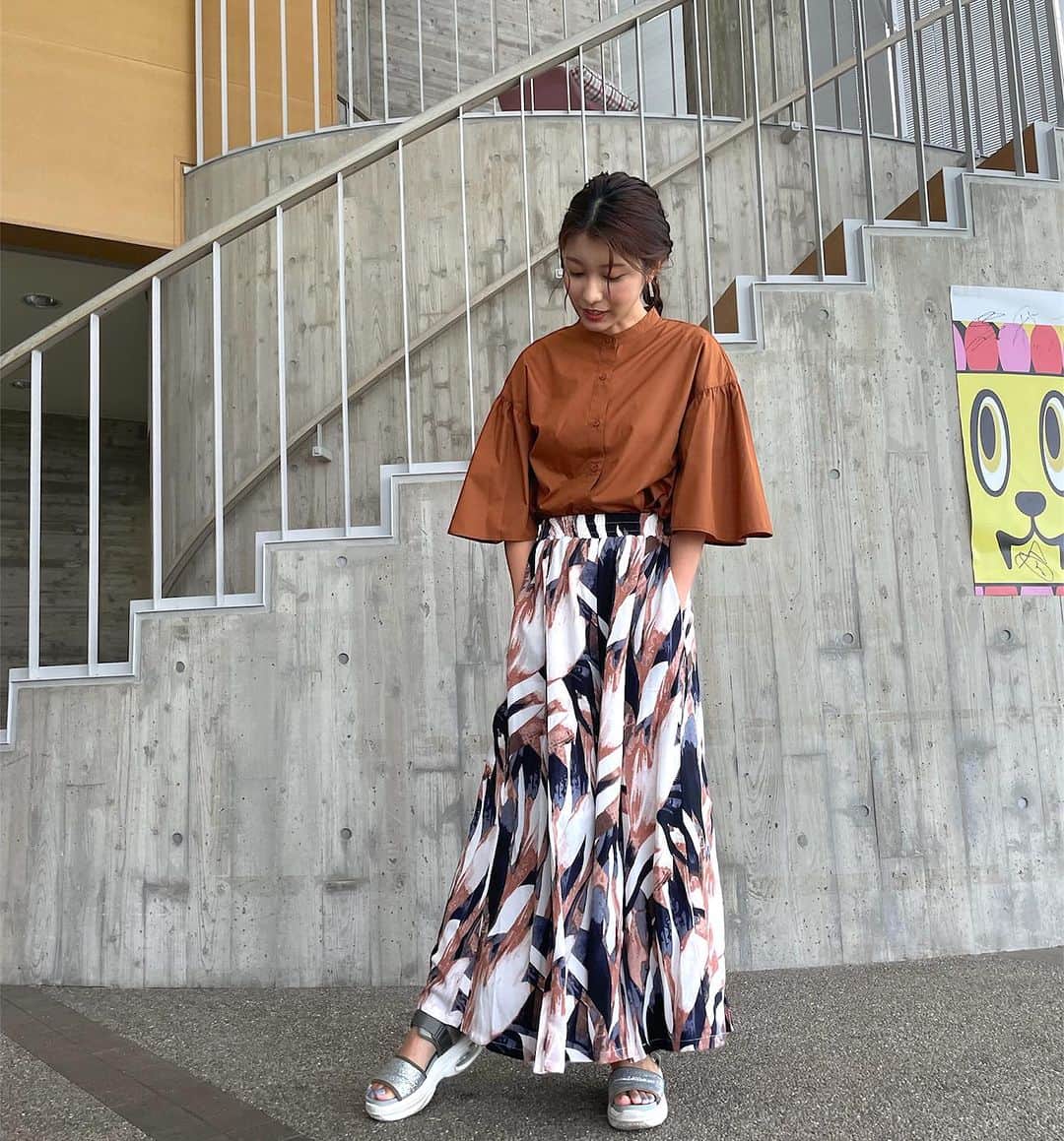 木村那津美のインスタグラム：「🍁🍂 9/2のちぐまや家族衣装です！ 今回はおっきーさんが 撮影してくれました📸✨  👗ブージュルード -カットソー -プリントパンツ  だいたい喋りながら撮るから、 割と見下したようなショットも 撮られます笑笑  （一定数から需要ありそうな 気がするのは何故でしょうか ・3枚目） （私もシカマルとか、ハンコック様とかから 見下される感じ、圧倒的な威圧感ドン！ みたいな感じが好きなので需要が ありそうなことはわかる）  イエベ秋さん大優勝の季節到来🏅 パーソナルカラーがイエべ秋なので、 これからの季節は何着ても似合う色！って いうのが嬉しい🥰自信持てる🙌 もちろん骨格やパーソナルカラー関係なく 好きな色好きなデザイン着ればいいけど、  好きなカラーでデザインで自分が1番輝くなら 最強、無敵よねっ😊🍁  この日はアイメイクもオレンジだー🍊🧡🤎」
