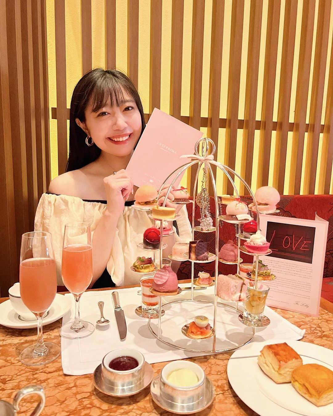 中島奈津希のインスタグラム：「🫖☕️🍰 ⁡ ⁡ ⁡ 楽しみにしていた#ザペニンシュラ東京  ＂ANTEPRIMA アフタヌーンティー＂に 姉妹でおじゃましました👭🫖 @thepeninsulatokyo  @anteprima_japan  ⁡ ⁡ ⁡ ⁡ ブランド30周年を迎えたアンテプリマさんとの コラボアフタヌーンティー☁️ ⁡ パウダリーピンクゴールドと パウダリーピンクシルバーをメインカラーに スイーツとセイボリー各6種がバードケージ型のスタンドにのってるの🫖🤍 ⁡ ⁡ ⁡ ⁡ 遠目で見てもかわいいし 近くから見てもかわいい。笑 早く食べたいけど食べたくなくて 大変でした😳🤤💕笑 ⁡ スタンドに結ばれた2種類のチャームはそのまま持ち帰れるのだけど そのままワイヤーバッグにつけたら めちゃくちゃ可愛かった🩷🤍 チャームと同じバッグ欲しくなっちゃう🫢🤍 ⁡ ⁡ ⁡ ⁡ ⁡ ⁡ ⁡ ⁡ 荻野いづみさんが書いた LOVEをもとに アーチストの横山奈美さんが製作したアート作品も展示されてたよ！ ⁡ 9/30までの期間限定で 私たちは平日に行ったのだけど アフタヌーンティー頼んでる方多かったから 気になる方はお早めに🫖🤍 ⁡ --------------------------------- 🏨ANTEPRIMA アフタヌーンティー 📍東京都千代田区有楽町1-8-1 ザ・ペニンシュラ東京1F ザ・ロビー 📅2023年9/1~9/30 ⁡ ※チャームは無くなり次第終了。 カラーは選べません ---------------------------------- ⁡ ☁️☁️☁️☁️☁️☁️☁️☁️☁️☁️☁️☁️☁️ #anteprima #アンテプリマ #ペニンシュラ東京#thepeninsulatokyo #penmoments#アフタヌーンティー#アフヌン#afternoontea#カフェ巡り#お洒落カフェ#ホテルアフタヌーンティー」