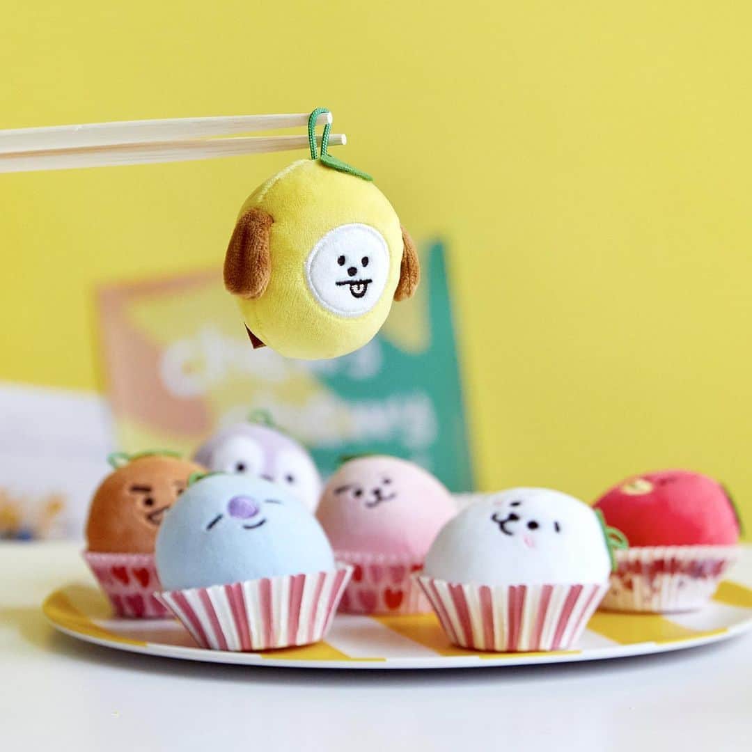BT21 Stars of tomorrow, UNIVERSTAR!さんのインスタグラム写真 - (BT21 Stars of tomorrow, UNIVERSTAR!Instagram)「The more, the more Chewy-Chewy🍡✨  Come and stick together, UNISTARS!  [CHEWY CHEWY CHIMMY] Come and See! 📍9/6 0AM(PDT) LINE FRIENDS COLLECTION  👉Link in our bio!  - 다 모이니까, 더더 귀엽잖아🍡✨  UNISTARS도 챱-붙어, 우리 절대 떨어지지 말자!  [CHEWY CHEWY CHIMMY] 지금 바로 만나 봐! 📍9/6 0AM 라인프렌즈 온라인 스토어  👉프로필 링크를 확인하세요!  #BT21 #CHIMMY #CHEWYCHEWYCHIMMY #츄이츄이치미 #츄츄치 #cushion #keyring #doll #모찌 #쿠션 #키링 #인형」9月6日 13時23分 - bt21_official