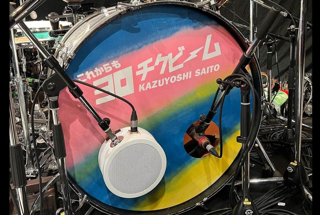 斉藤和義さんのインスタグラム写真 - (斉藤和義Instagram)「KAZUYOSHI SAITO 30th Anniversary Live 1993-2023 30＜31  ～これからもヨロチクビーム～⚡️  ツアー5本目仙台公演！ ステージを囲う客席からの熱い熱い声援、最高でした！ テンションの上がった斉藤さんも思わずステージでハイジャンプするほどの最高の盛り上がりとなりました！ ありがとうございました！  新旧問わず30年間に誕生した曲の中から斉藤さんが歌いたいと思う曲を中心に構成されていますが、今回のバンドメンバーの皆さんとのパフォーマンスや新たなアレンジにより、新しい曲と懐かしい曲が見事に融合し、新たな魅力を感じられることと思います。  早いもので30周年ツアー前半終了！ 後半は東京ガーデンシアター公演よりお届けいたします！ ヨロチクビーーーム⚡️  ちなみに…今回もツーバス仕様のよっちさんのドラムヘッド、仙台公演でよっちさん自らペインティングされカラフルになりました！ 皆さんが使用されているこだわりの楽器にもぜひご注目ください！   https://tour.kazuyoshi-saito.com/30th/ ⁡ #斉藤和義 #KAZUYOSHISAITO #ks30th #30周年アニバーサリーツアー #30thツアー #ヨロチクビーム #山口寛雄 #真壁陽平 #河村吉宏 #松本ジュン #仙台サンプラザホール」9月6日 13時23分 - kazuyoshisaito_official