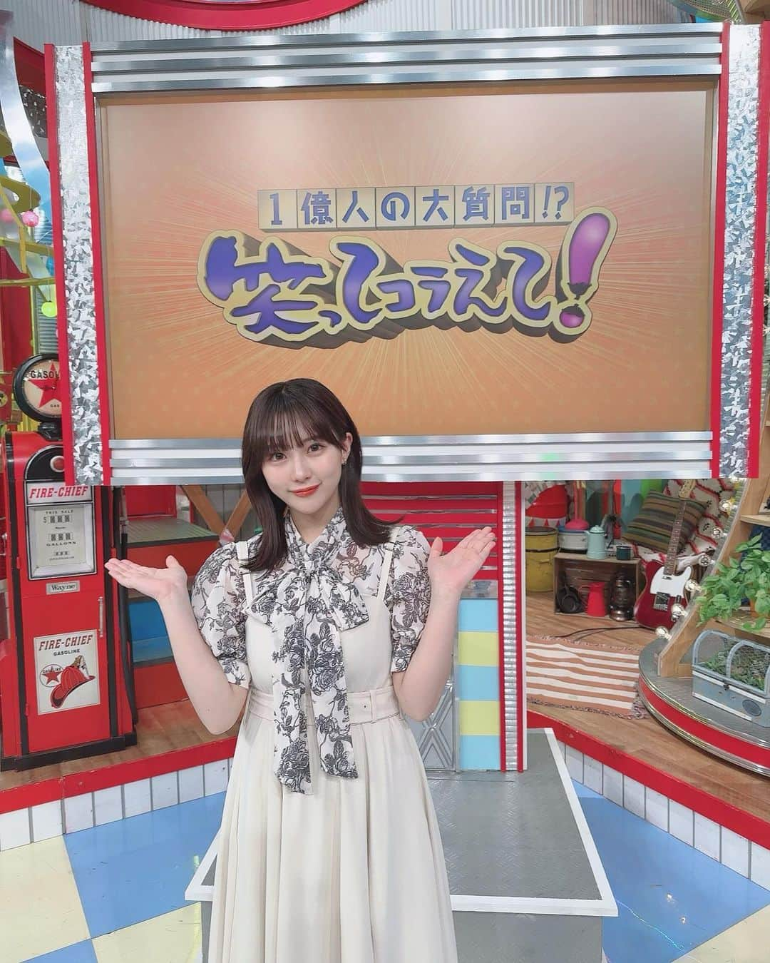 田中美久のインスタグラム：「笑ってコラえて！📺  #笑ってコラえて　@warakora_ntv  にゲストとして出演しています♪. . 放送日は、9月13日 19:54〜からです。. . 所ジョージさんに挨拶をしに行った際、グッズの笛とペンを頂きました😂お話がすごく面白くて楽しくて沢山お話しできて嬉しかったです❣️ロケVTRもすごく面白くて、ずっとダーツの旅を見ていたので自分がスタジオにいるのが不思議でした🫨. . TAKAHIROさんと小宮さんの相性がすごく面白すぎて笑ってました（笑）. . 森田さんからは、村重さんがライバルとしてみていたよって言って頂いて嘘だと思うんですけどどんな話してるねーんって思いました。村重さんによろしくと伝えといてと言ってくださったのですがあれから会う機会がなくて伝えられずにいます…（笑）フジコぶりにお会いできて楽しかったです。やっぱりつっこんでくださる方いると安心します…（笑）🤦‍♀️⭐︎  放送お楽しみに〜🌷  お洋服は、 @tittyand_com  です。 いつも可愛いお洋服を用意してくださる担当スタイリストさんのおかげで毎回衣装選びが楽しい！メイクさんも揃っていつメンだったのでネイルの色も一緒に選んだり楽屋が女の子〜👧でした♡嬉しかったぁ🌼  #HKT48 #田中美久　 #テレビ番組　#笑コラ」