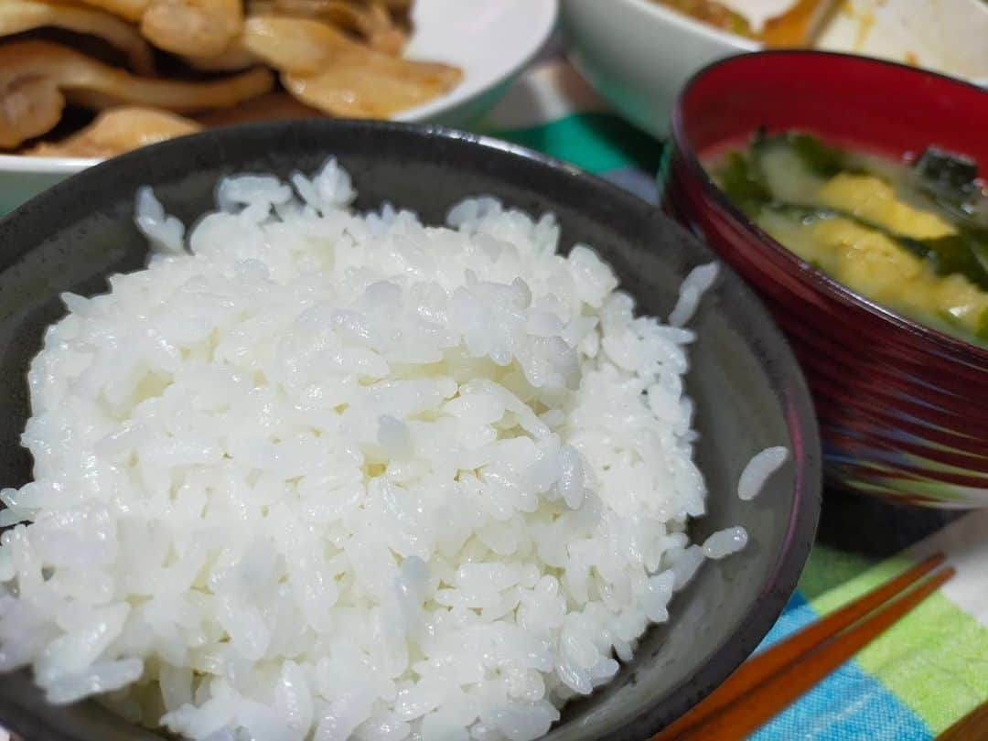 大河壮太さんのインスタグラム写真 - (大河壮太Instagram)「夕ご飯  ウソみたいだろ 2人分なんだぜ それで…  照り焼き豚ロース10枚 納豆2パック 玉子焼き3個使用 大根ぬか漬け  #夫婦飯 #宮城 #仙台 #移住 #お野菜太郎」9月6日 13時29分 - 0831taro