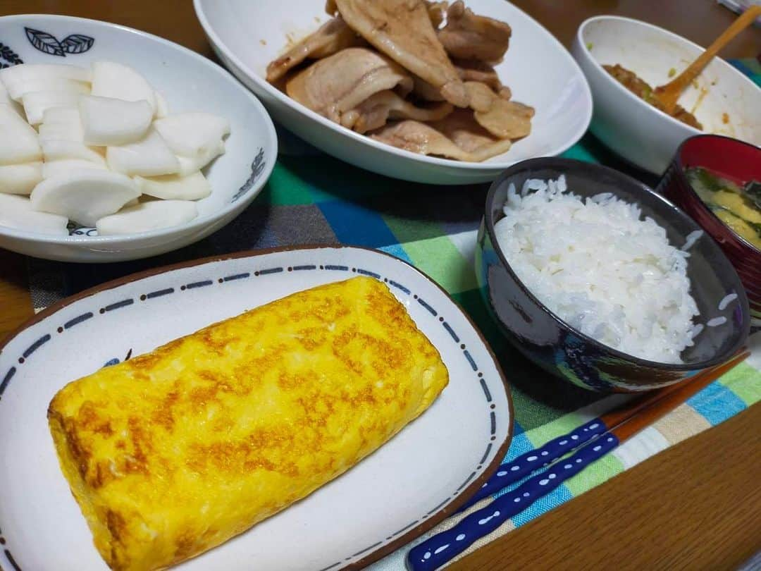 大河壮太さんのインスタグラム写真 - (大河壮太Instagram)「夕ご飯  ウソみたいだろ 2人分なんだぜ それで…  照り焼き豚ロース10枚 納豆2パック 玉子焼き3個使用 大根ぬか漬け  #夫婦飯 #宮城 #仙台 #移住 #お野菜太郎」9月6日 13時29分 - 0831taro