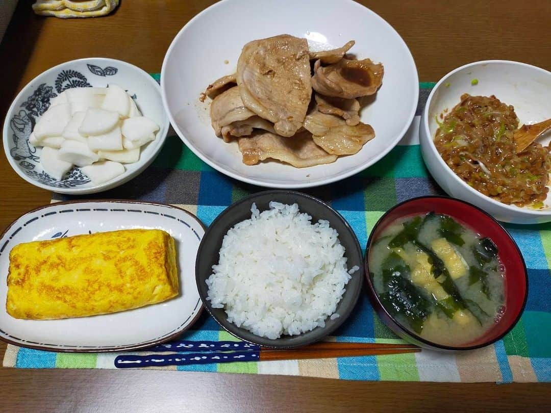 大河壮太のインスタグラム：「夕ご飯  ウソみたいだろ 2人分なんだぜ それで…  照り焼き豚ロース10枚 納豆2パック 玉子焼き3個使用 大根ぬか漬け  #夫婦飯 #宮城 #仙台 #移住 #お野菜太郎」