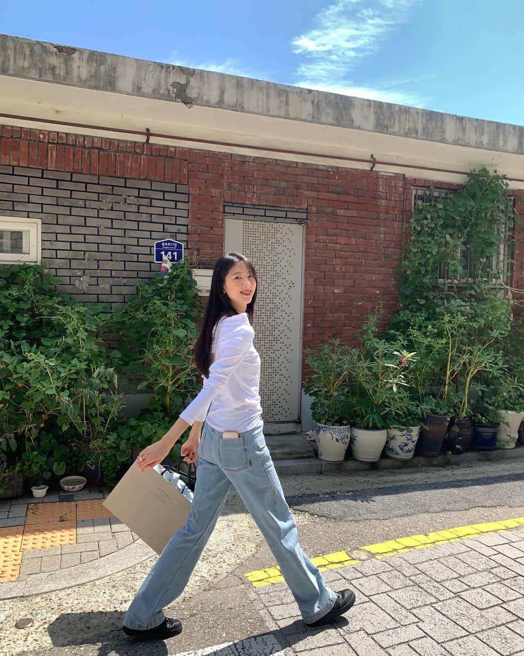 ミナ のインスタグラム：「날씨가 좋으면 기분이 조크등요 쇼핑을 하면 기분이 조크등요 라떼를 마시면 기분이 조크등요  성수 로우커피스탠드 라떼 2800원..✨ 테이크아웃이라 저렴한 듯한데 한 잔 가격으로 두 잔 마실 수 있는 가성비!! 맛도 좋았어요🤍」