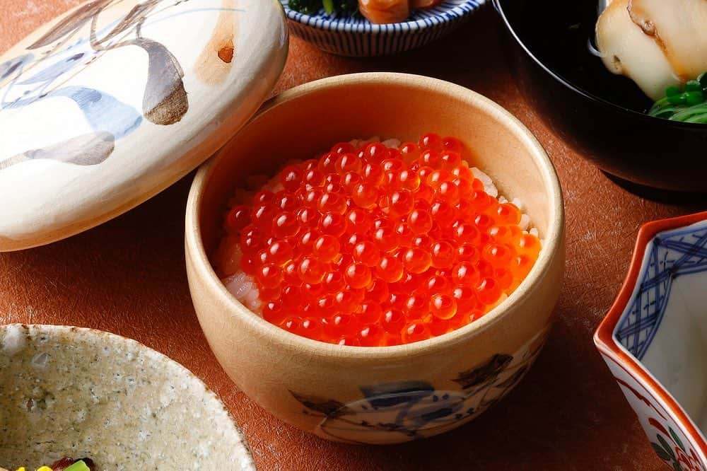 東京會舘さんのインスタグラム写真 - (東京會舘Instagram)「【松茸など秋の味覚を満喫  日本料理 八千代の会席料理】 「秋の幸御膳」では、秋の醍醐味・いくら御飯に、松茸の香りで贅沢に秋の味覚をお楽しみいただけます。金目鯛や車海老、松茸のお吸い物、舞茸や菊の花など、海の幸と山の幸をふんだんに取り入れた日本料理で食欲の秋をご堪能ください。  ●秋の幸御膳　※11月19日(日)まで ＜内容＞小鉢：壬生菜と舞茸 菊花和え／刺身：二種盛り／焼魚：金目鯛柚香焼、茄子はさみ焼、焼栗、松茸辛煮／煮物：蕪、しめじ、車海老、印元／食事：いくら御飯、香の物／吸物：半片、黄味焼、松茸、貝割  #東京會舘 #八千代 #東京 #銀座 #有楽町 #丸の内 #丸の内グルメ #限定 #期間限定 #秋 #ランチ #ディナー #日本料理 #和食 #いくら #いくらご飯 #松茸 #金目鯛 #海老 #tokyokaikan #tokyo #marunouchi #ginza #yurakucho #tokyofood #japanese #lunch #dinner #yachiyo #autumn」9月6日 13時30分 - tokyokaikan