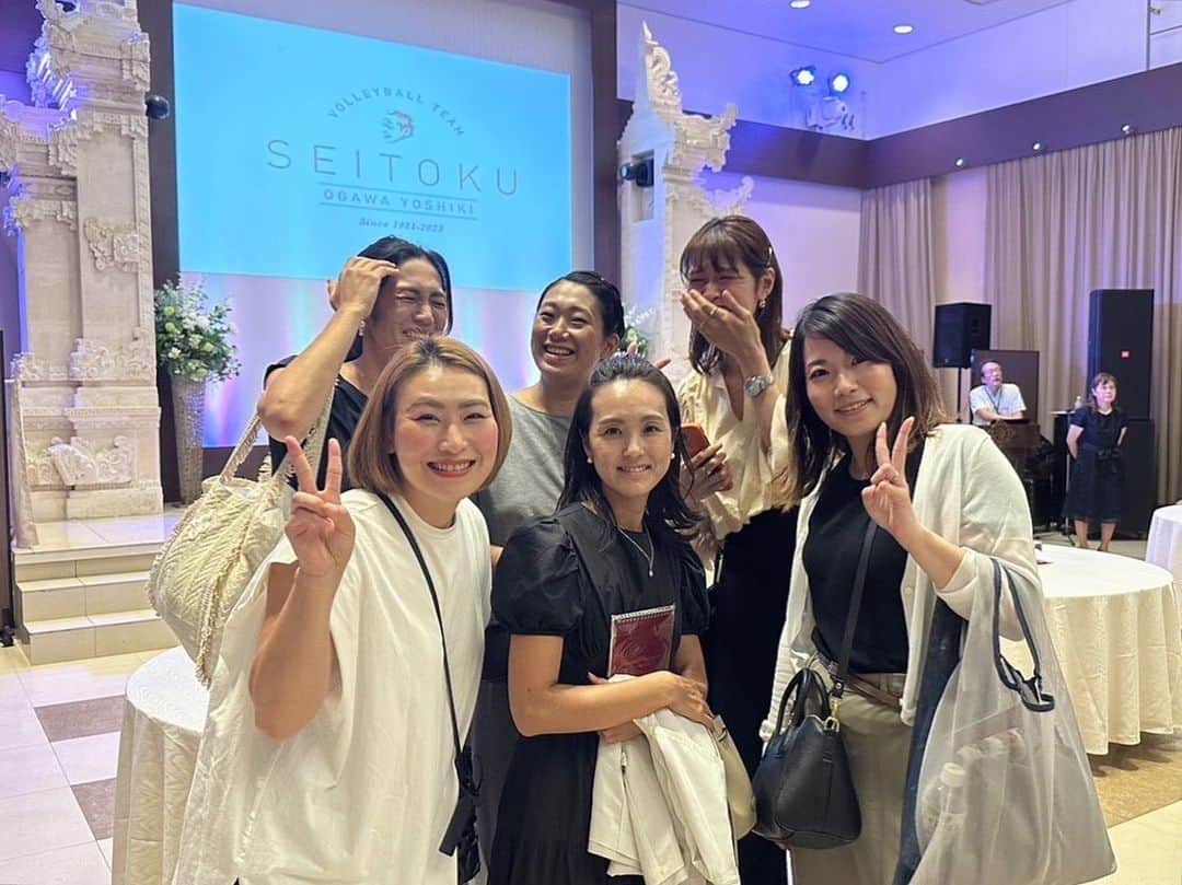 木村沙織のインスタグラム：「. 高校時代の恩師、 小川先生の勇退パーティーにて☺️🫶🏼 . 先生の教え子全員集合！ということで 先生や先生のご家族みなさんに 感謝やお礼を言うはずが、 同窓会すぎて会場中わちゃわちゃ😂👏🏼 . みんなに会えて嬉しい楽しいひとときでした💕 . . 先生、たくさんの仲間に出会わせてくれてありがとうございました☺︎ バレーボールももちろんいっぱい教えてもらったけど、 それよりもっと大事な根っこの部分を教えてもらった気がします🤲🏼 . いつか先生とご飯行けますように☺️🫶🏼w . . #下北沢成徳バレー部」