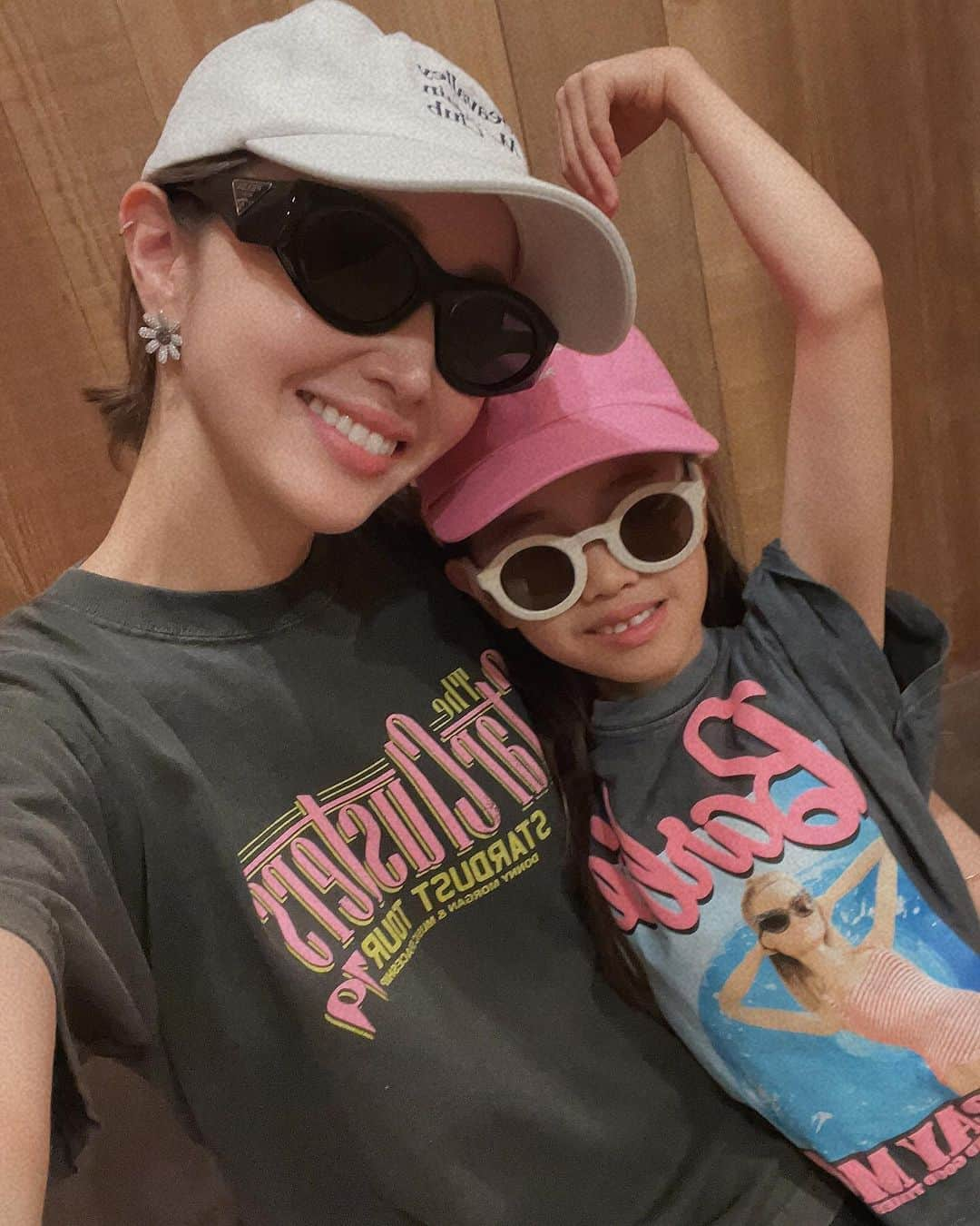 翁安芸さんのインスタグラム写真 - (翁安芸Instagram)「Movie date with my girrrrl🫶🏻💖 #barbiemovie #latergram   夏休みのアメリカで、娘とバービーの映画へ行ったとき🎟️💓🦄  お揃いの風のコーデ💕 娘のTシャツはZARAとのコラボ。 私のTシャツはCOEL😎  映画の男女社会問題など娘にはまだ理解が難しい内容もありましたが、かわいい世界観と面白いシーンも満載で楽しんでいました💖  一緒に観に行けて良かった💕  #barbie #margotrobbie #barbieandken #バービー #zarakids #coel #lululemon #moviedate」9月6日 13時41分 - akinyc