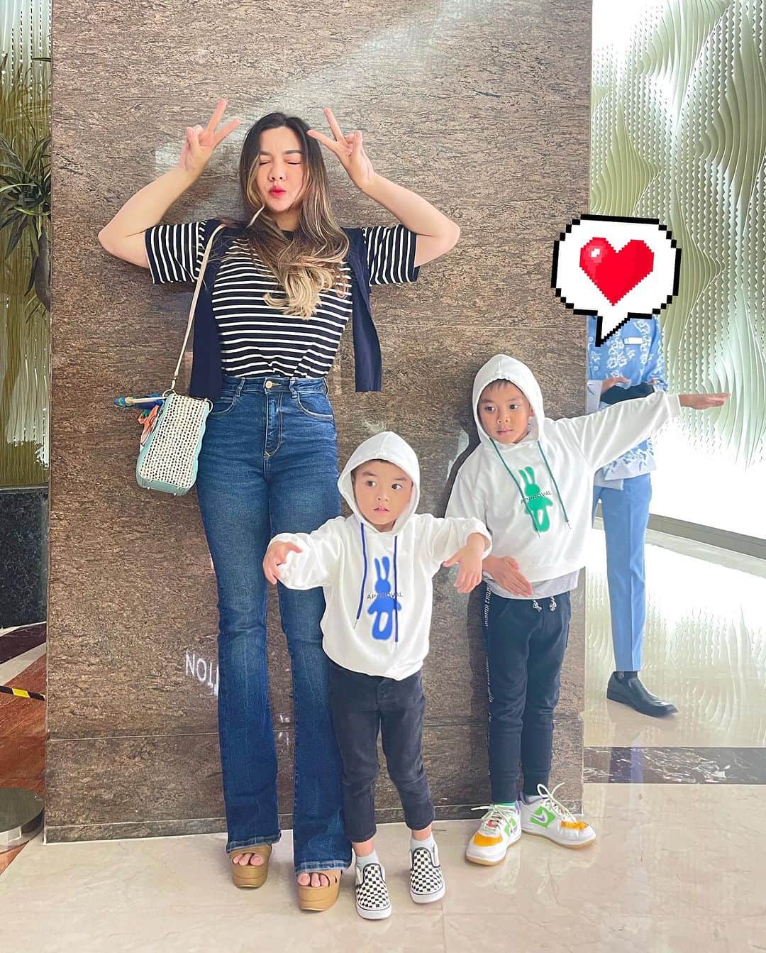 Vicky Shuのインスタグラム：「Main sama adek adek ganteng yang posesif 😝」