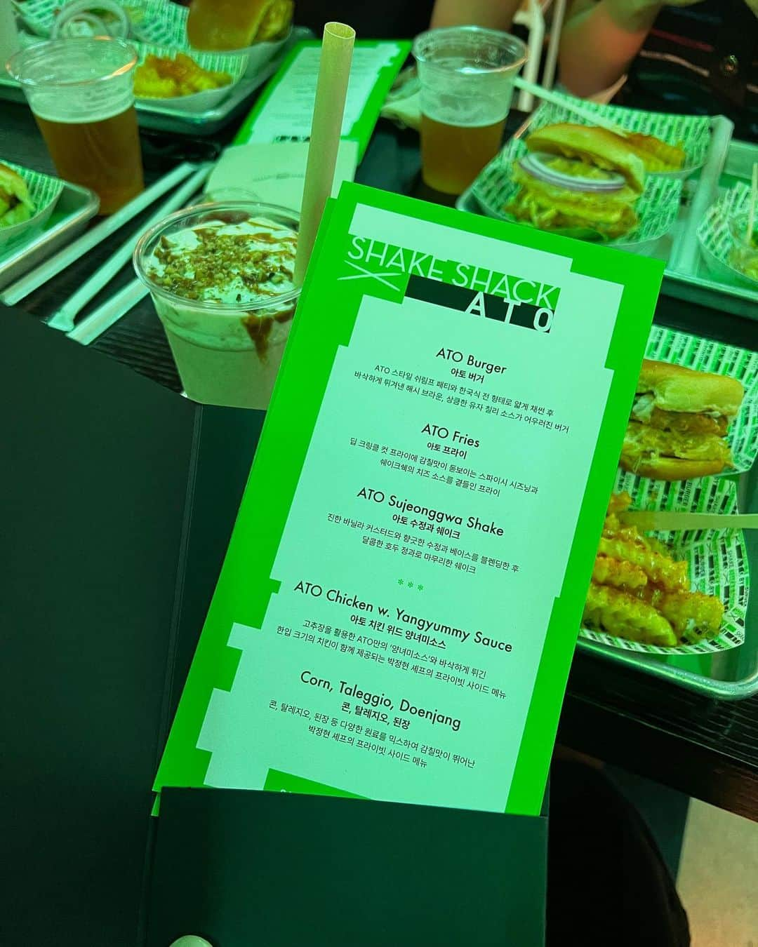 チョ・ユンジさんのインスタグラム写真 - (チョ・ユンジInstagram)「_ @jparkato x @shakeshackkr  9월 9일 강남스퀘어점에서 딱하루! 이건 못참지 놓칠수없지….🥳  #쉑쉑버거 #아토버거 #수정과쉐이크또먹고싶어요」9月6日 13時52分 - __yuuuuunji__