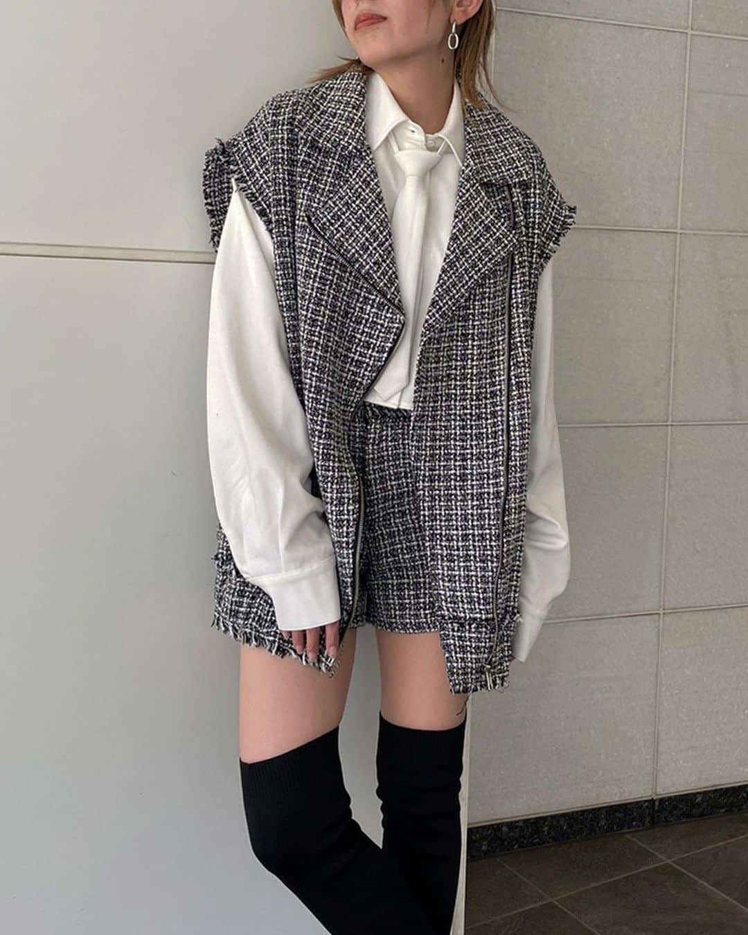 ENVYMのインスタグラム：「【𝐏𝐑𝐄𝐎𝐑𝐃𝐄𝐑 𝐈𝐓𝐄𝐌❤️‍🔥】 ⁡ ✔︎︎︎︎TWEED VEST  color/BROWN/BLACK price/9,790(taxin) ⁡ ✔︎︎︎︎TWEED SPT color/BROWN/BLACK price/7,590(taxin) ⁡ ⁡予約開始までお待ちください ---------------------------------------- ⁡ 🔥9/2~WEBSTOREで対象の予約商品が10%OFF🔥 ⁡ #envym」