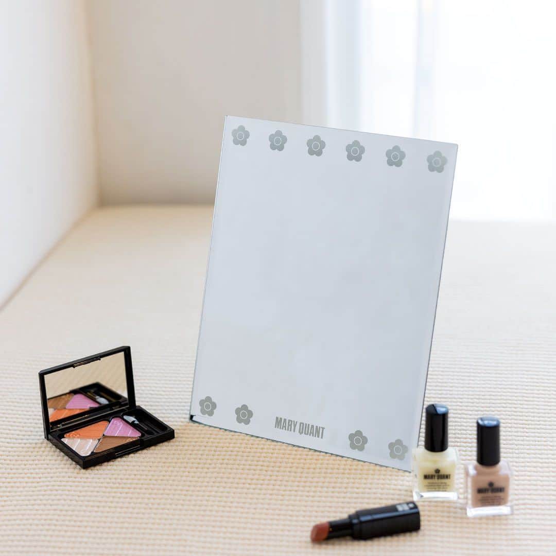 MARY QUANT officialのインスタグラム：「- PLATINUM MEMBERS STAGE GIFT 2024年プラチナステージのお客様への特別ギフト - 2023年12月31日時点で 年間のお買い上げ総額が 20万円（税抜）以上のお客様に 2024年プラチナステージのギフトとして 特別にご用意した #MARYQUANTスクエアスタンドミラー をプレゼント！ - ※画像はイメージです ミラー以外はプレゼントには含まれません ※ギフトのお渡しは2024年4月以降を予定しています ※12月31日時点の年間お買い上げ金額で  プラチナステージになられる方が対象となります ※クリアランス、FASHIONスペシャルプライス商品は  年間お買い上げ金額に含まれません ※ポイント合算をご希望の場合、12月末までに お手続きをお済ませください ※デザイン・色・仕様は実物と若干異なる場合が ございます」