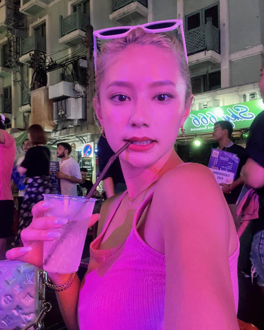 椿彩加さんのインスタグラム写真 - (椿彩加Instagram)「おっはよ 昨日からお腹のキリキリが 治らないんだけどこれ時間が解決する系の腹痛だよね？  タイのカオサンロード🇹🇭が 楽しすぎて毎週末行きたいんだわ😇 最高に楽しかったんだわ 日本にこーゆーとこない？  #タイ #バンコク #3時間くらいで #行けたら #毎週行ってる #カオサンロード #酒の街でしたね #thai #bangkok」9月6日 13時48分 - ayaka_tsubaki23