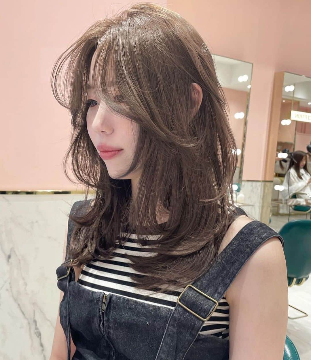原涼香のインスタグラム：「🆕 A/Wおすすめトレンドヘア🤎🎀 レイヤーカット × ベージュ⊹ ｡ ﾟ⁖✦ ˖ ⊹ ｡ ﾟ˖ ✧  韓国の子みたいな #레이어드컷 と透明感抜群カラーが いまとってもイケてます🫶🏻 ㅤㅤㅤㅤㅤㅤㅤㅤㅤㅤㅤㅤㅤ ㅤㅤㅤㅤㅤㅤㅤㅤㅤㅤㅤㅤㅤ 🎀韓国HAIR STYLE menu... ㅤㅤㅤㅤㅤㅤㅤㅤㅤㅤㅤㅤㅤ ☑︎カット 長めのバングに 巻いても巻かなくてもかわいいレイヤーカット🩷  ☑︎プレミアムケアカラー(or Wケアカラー) 透明感バツグンのベージュカラー🤎 ㅤㅤㅤㅤㅤㅤㅤㅤㅤㅤㅤㅤㅤ ☑︎バイカルテトリートメント 韓国人みたいなツヤ髪はバイカルテトリートメントで叶います🤍  ㅤㅤㅤㅤㅤㅤㅤㅤㅤㅤㅤㅤㅤ ご予約はリンクから🫶🏻🔗  #SHIMA#韓国ヘア#韓国スタイル#レイヤーカット#ダークトーン#初カラー#暗髪#ベージュカラー#ラベンダーカラー#グレージュ#オリーブカラー#透明感カラー#銀座美容院#銀座美容室#美容師#시스루뱅#레이어드컷#koreanhair」
