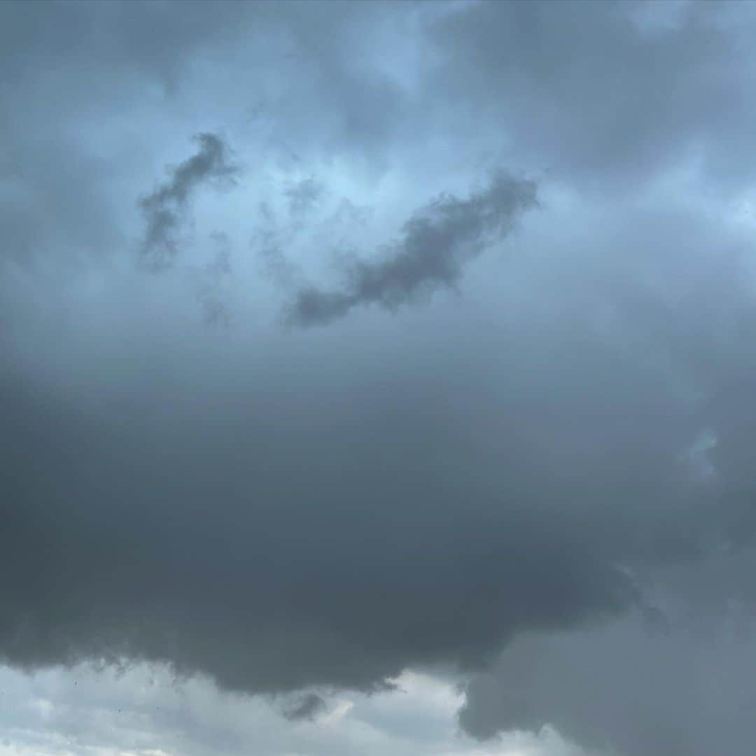 森田恭子のインスタグラム：「不穏な空。  まるで私の心のようだ（嘘）☁️⚡️」