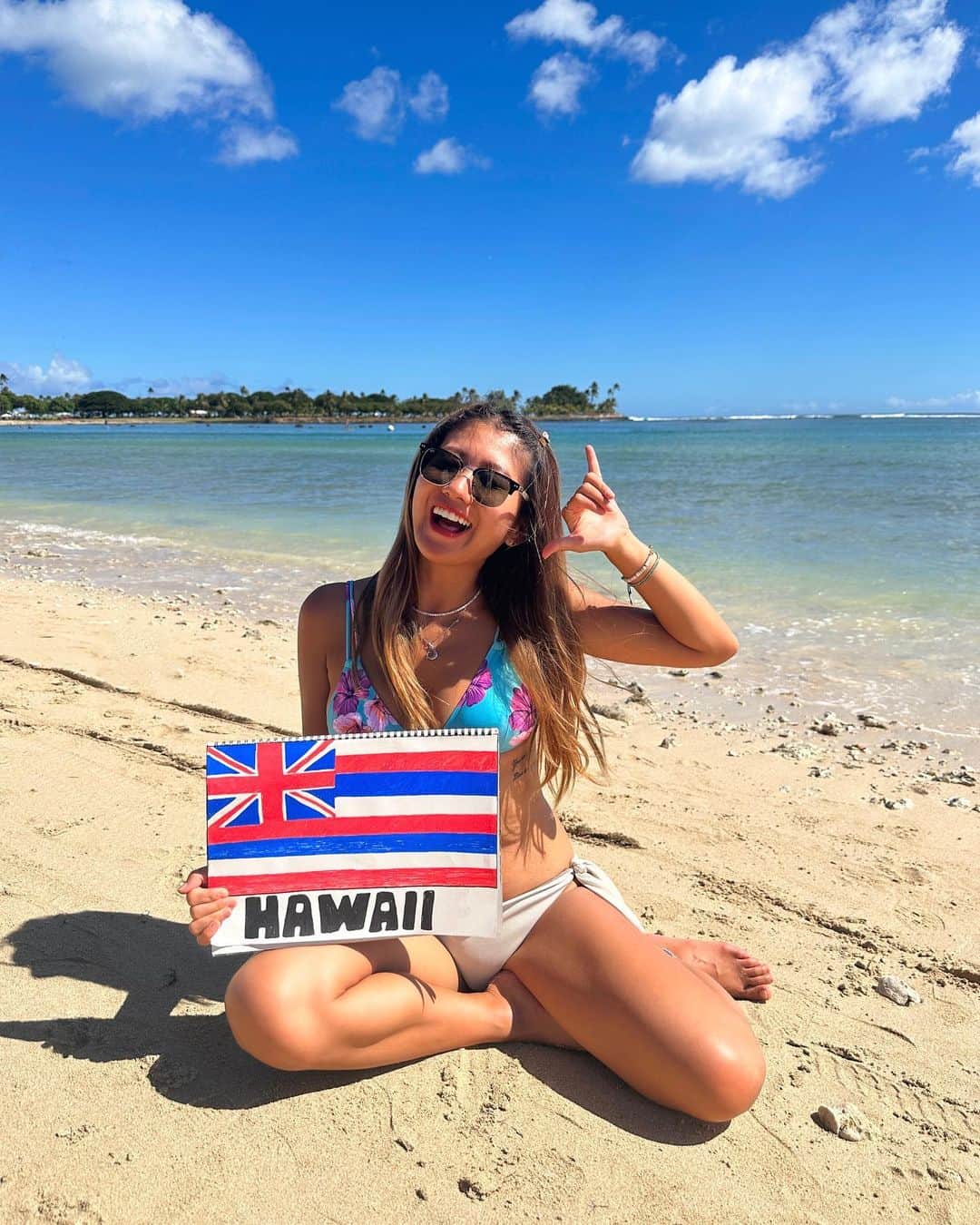 Riho kawaiのインスタグラム：「.  世界一周1個目の寄港地 Hawaiiへやってきました〜🇺🇸🌈🌈 ⁡ ⁡ ⁡ 国旗を自分で書いたんだけど可愛すぎ💞 アメリカの国旗じゃなくてハワイ州の国旗を書いたよ！ 手作りで1時間半かかった🤣🤣 ⁡ ⁡ ⁡ 行く国ぜんぶ書いてくつもり！！！ ⁡ ⁡ ⁡ ⁡ ⁡ ⁡ 📍#hawaii #waikiki 📸#iphonecam ⁡ ⁡ ⁡ ⁡ ⁡ #ピースボート#世界一周中#世界一周#豪華客船#peacebort#ハワイ」