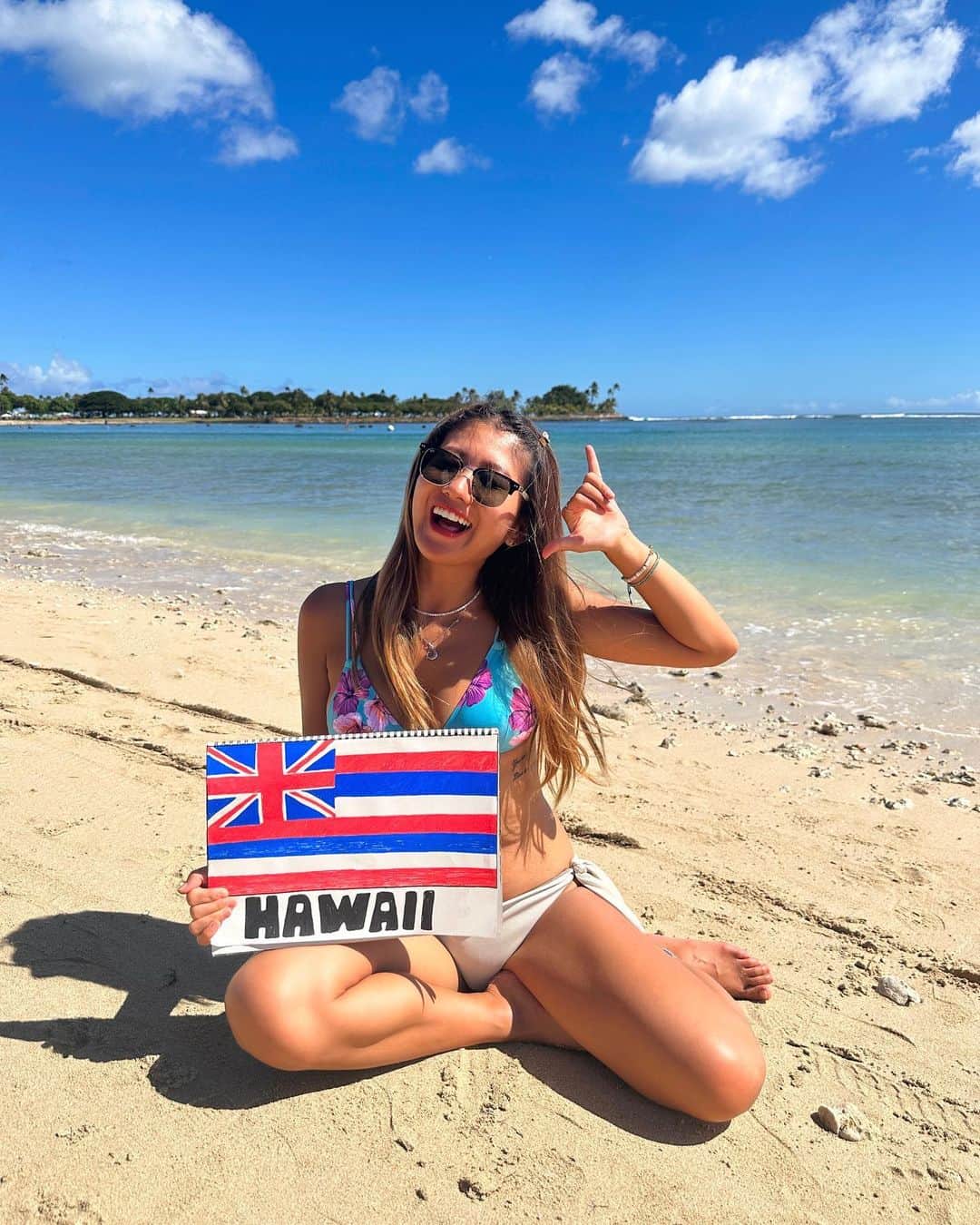 のインスタグラム：「.  世界一周1個目の寄港地 Hawaiiへやってきました〜🇺🇸🌈🌈 ⁡ ⁡ ⁡ 国旗を自分で書いたんだけど可愛すぎ💞 アメリカの国旗じゃなくてハワイ州の国旗を書いたよ！ 手作りで1時間半かかった🤣🤣 ⁡ ⁡ ⁡ 行く国ぜんぶ書いてくつもり！！！ ⁡ ⁡ ⁡ ⁡ ⁡ ⁡ 📍#hawaii #waikiki 📸#iphonecam ⁡ ⁡ ⁡ ⁡ ⁡ #ピースボート#世界一周中#世界一周#豪華客船#peacebort#ハワイ」