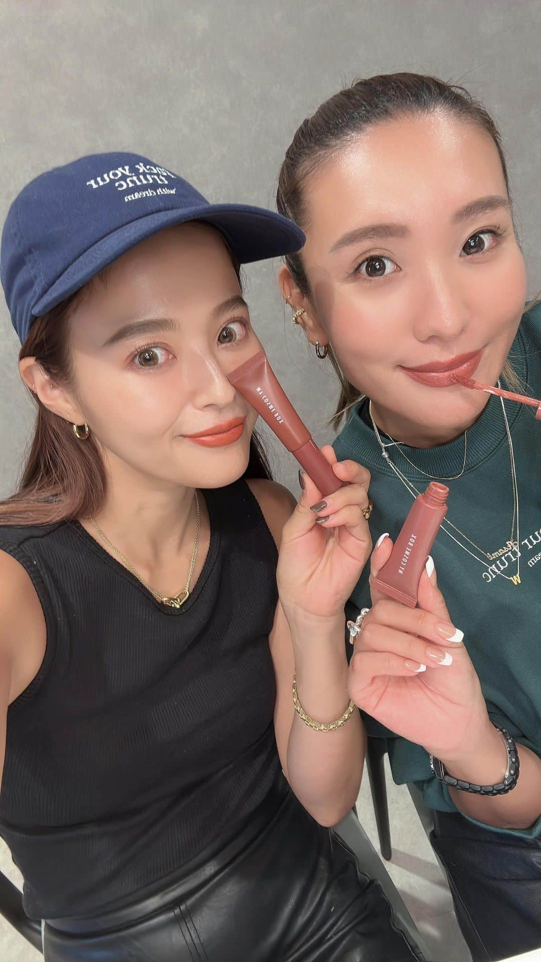 佐野真依子のインスタグラム：「9/6 @mycosmebox_official  インスタライブ💋 9/22 23:59まで使えるクーポンコード『9696』 で15%offで購入できます🪄 さらに２本購入すると次回使える 20%OFFクーポン 3本以上購入すると次回使える 30%OFFクーポンが届きます✨ 是非お得な機会にチェックしてみて下さい💋」