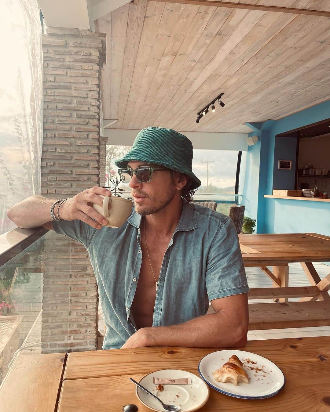 アダム・センのインスタグラム：「Greek coffees hits differently. Maybe cause they cost 2€ instead of 6$ ☕️ 🇬🇷」