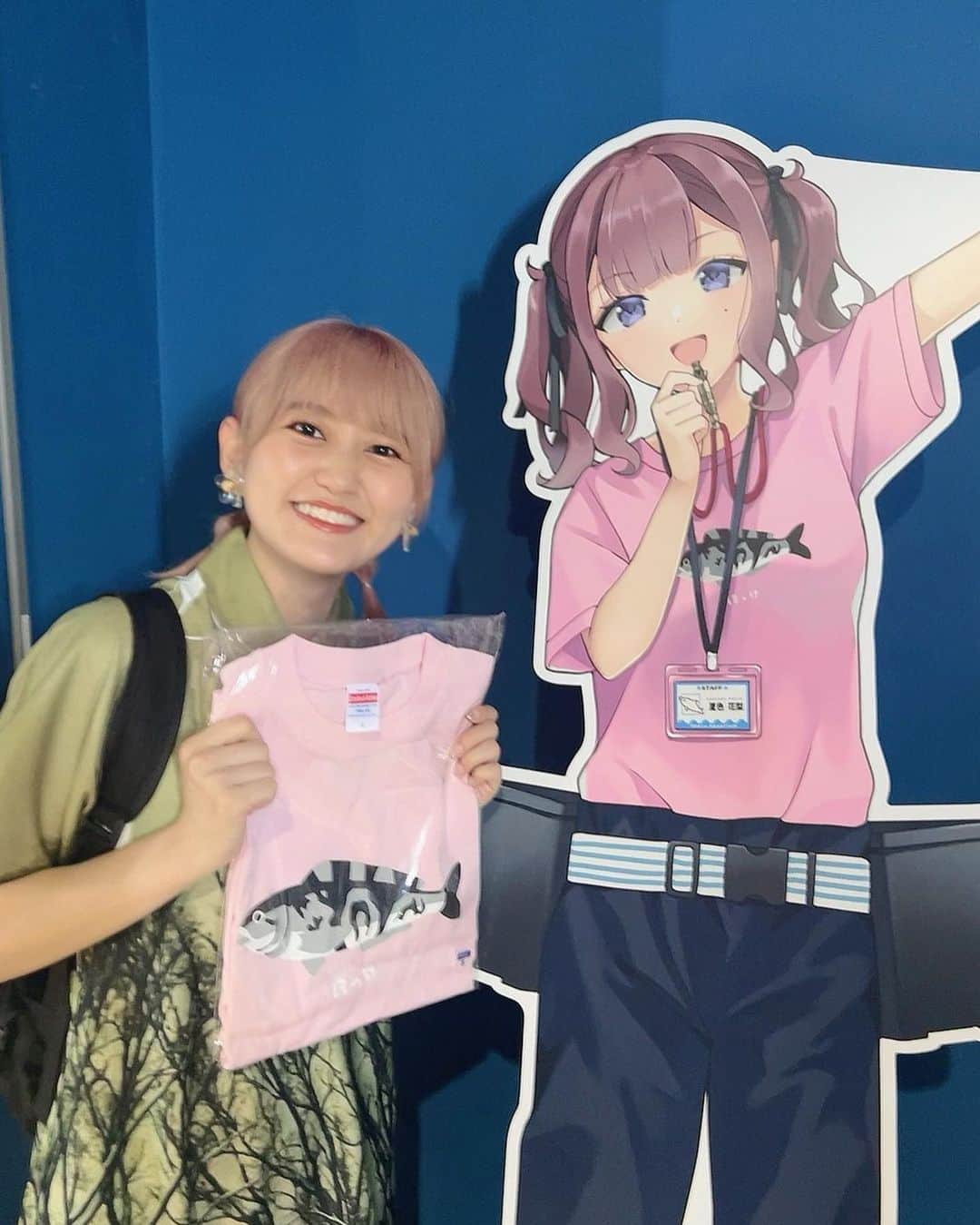 のインスタグラム：「おたる水族館🪸  花梨先輩とお揃いのほっけTは おたる水族館のグッズだよ〜🐟  QRコードを読み取ると六花達の音声ガイドを聴きながら館内を回れちゃいます💓 アオウミガメの太郎から早速ウルウル🥺  ショーもとても充実しているし アザラシとトドに餌やりもできて めちゃめちゃ楽しかったー！  #小樽潮風高校Project #小樽スタンプラリー4 #おたる水族館 #小樽観光  #小春六花 #夏色花梨 #花隈千冬」