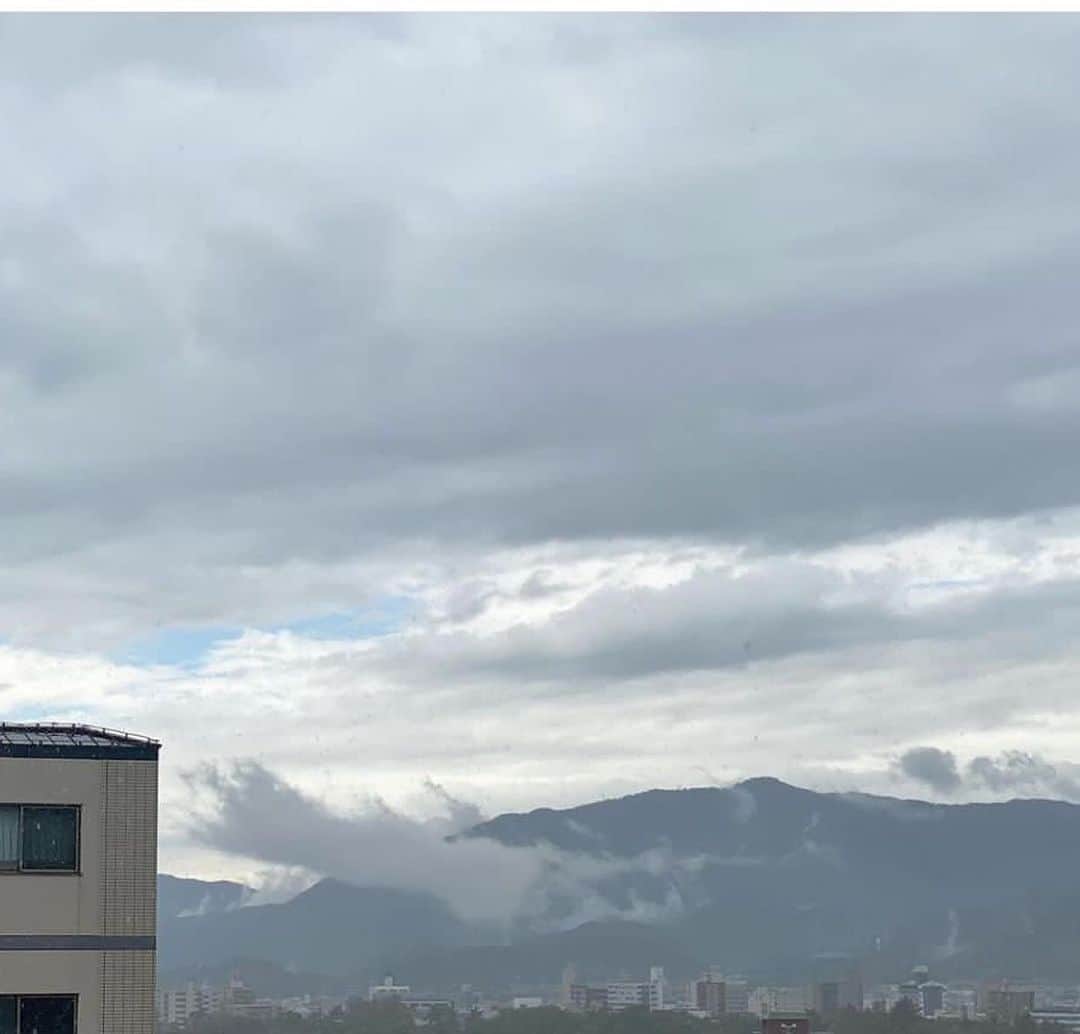 青山有紀さんのインスタグラム写真 - (青山有紀Instagram)「京都はなかなかの雨☔️ 空に晴れ間が見えてるけど。 3枚目は今朝の京都御所の百日紅💗」9月6日 14時03分 - yukiaoya