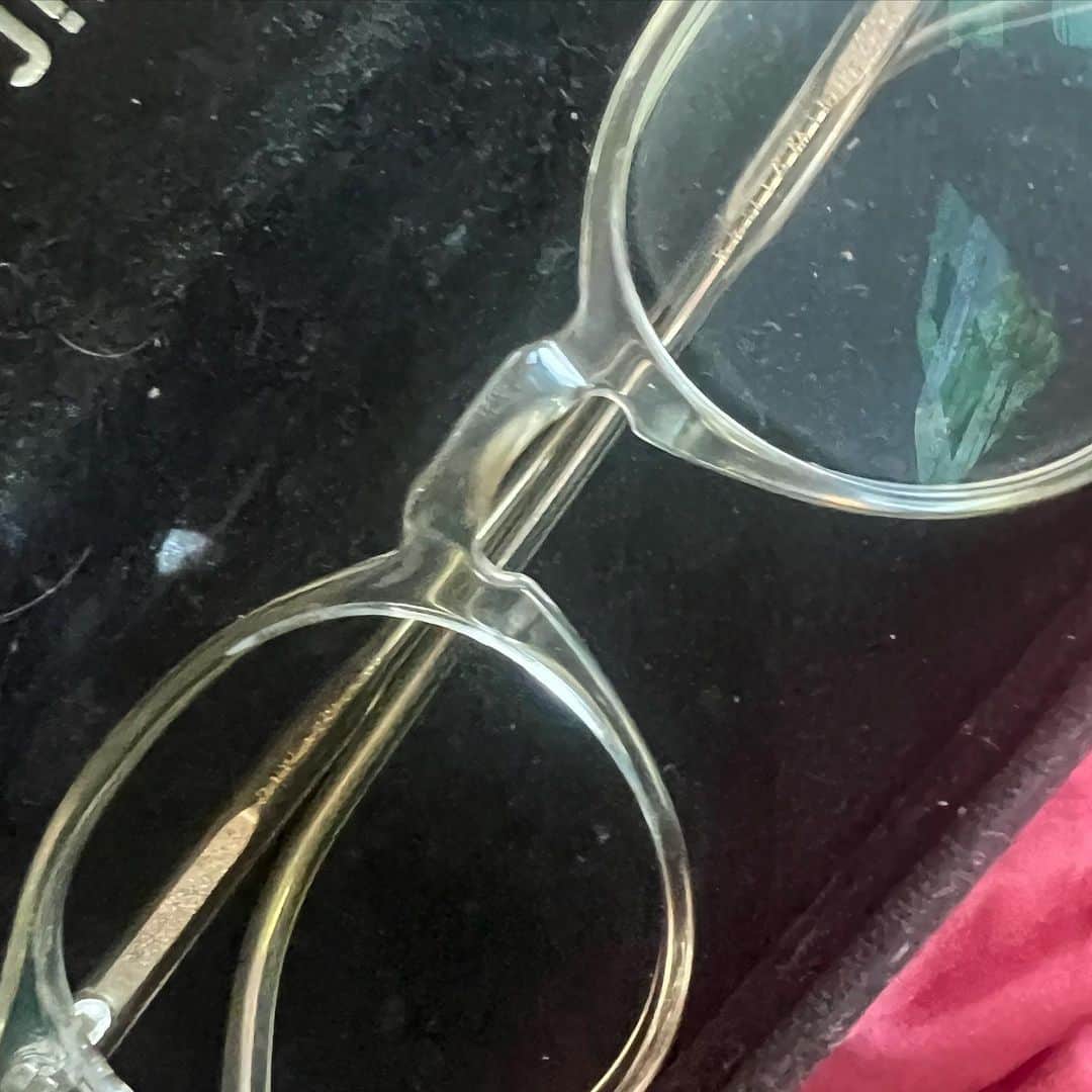 ハシモトタカヒロのインスタグラム：「眼鏡にレンズを入れて欲しいのに、街の眼鏡屋「フレームが古いので入れられません」と断られた。なぁぜなぁぜ？」