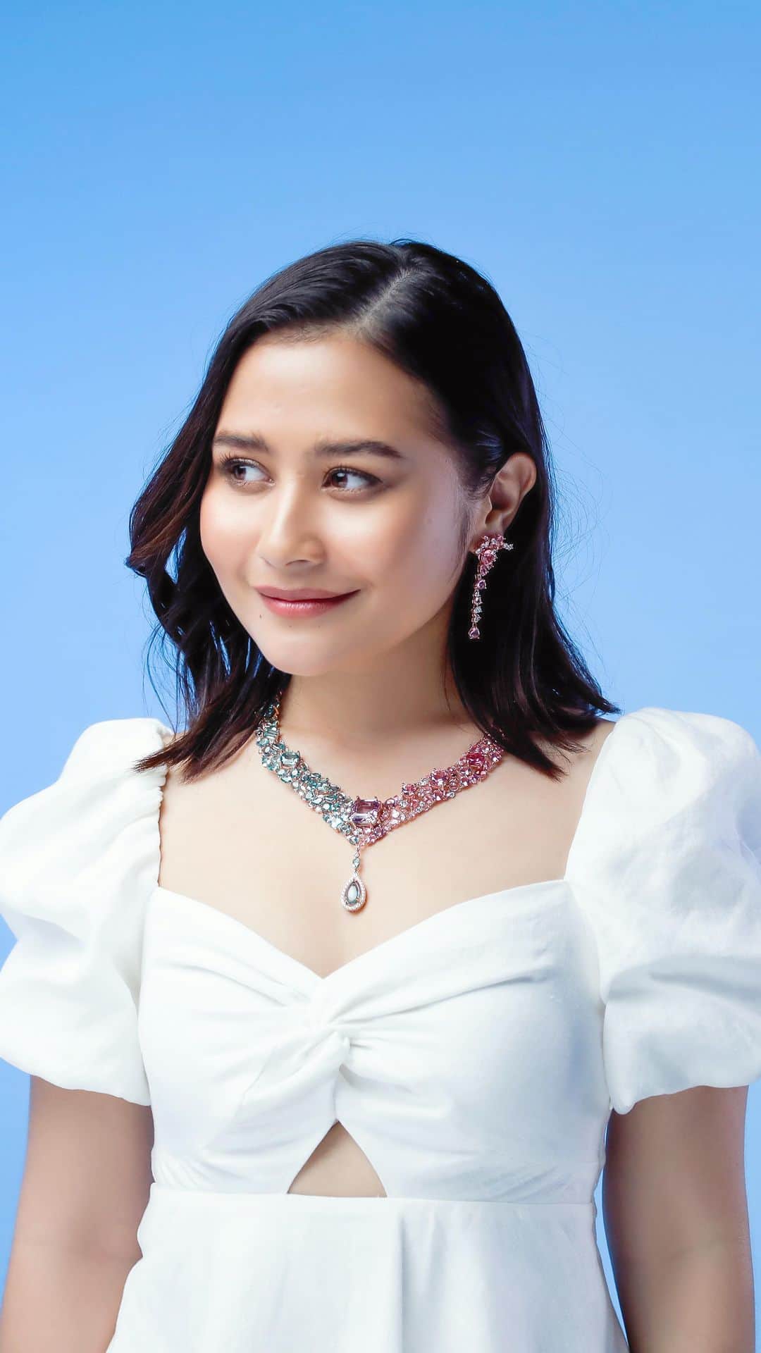 Prilly Latuconsinaのインスタグラム：「Disney dan berbagai kisah klasiknya yang tak lekang oleh waktu telah menginspirasi dan menanamkan banyak nilai selama perjalanan hidup saya mulai dari kecil hingga dewasa – menjadi mandiri, berani dan selalu mengutamakan kebaikan.   Aku dengan karya 'The Little Mermaid Jewelry Set' dari @ily.gold mewakili Indonesia di Create 100 dan bersandingan dengan para talenta dan seniman paling dikenal dan disegani di bidangnya dari berbagai penjuru dunia, hal ini merupakan sebuah mimpi masa kecil yang menjadi kenyataan dan sebuah kebanggaan tersendiri bagi saya sebagai seorang profesional. Saya berharap generasi bertalenta di masa depan akan terus menginspirasi kasih sayang, kebaikan, kreativitas, dan menjadi bagian dari perubahan positif di seluruh dunia melalui berbagai kreasi mereka, apa pun itu.  It feels amazing to always be able to give back!  Oh iya ada good news juga nih! Bagi kamu yang ingin nonton Disney's "The Little Mermaid" lagi atau yang belum sempat nonton di bioskop, Disney's "The Little Mermaid" sekarang sudah hadir di @disneyplushotstarid loh! Happy streaming, guys!💙 #TheLittleMermaidID  #DisneyCreate100」