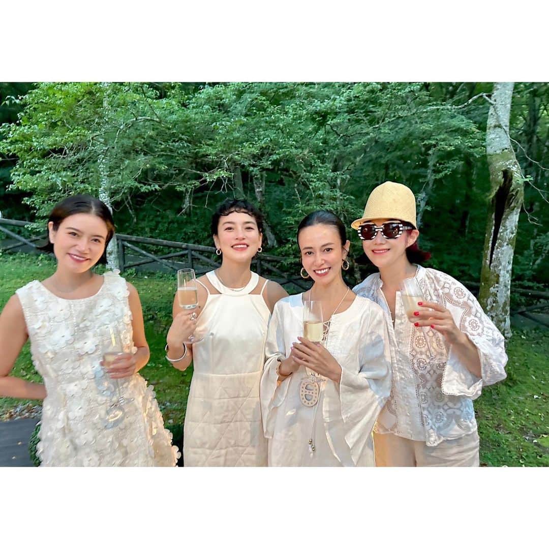 桃生亜希子のインスタグラム：「花千代さん、アニーさんのおもてなしディナー🍽️✨ 　dress codeは、white🤍 　 　最初から最後まで美しくて美味しい、至福の時間。✨  　こんなに素晴らしくて　魅力的な年上の女性に出会えたことに感謝。✨🙏✨  　また南極旅のお話、聞かせてください。✨😍✨🥂  　リンちゃんも、可愛かった🐕‍🦺🔥」
