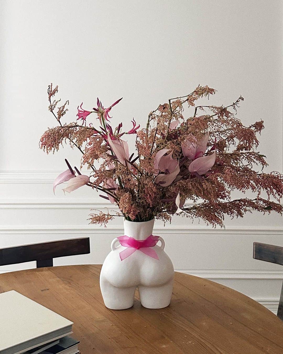 徐琁のインスタグラム：「這週的週花太美了🥹 我還把花束的緞帶綁在我的屁股花瓶上🤣 #coshome🪑」