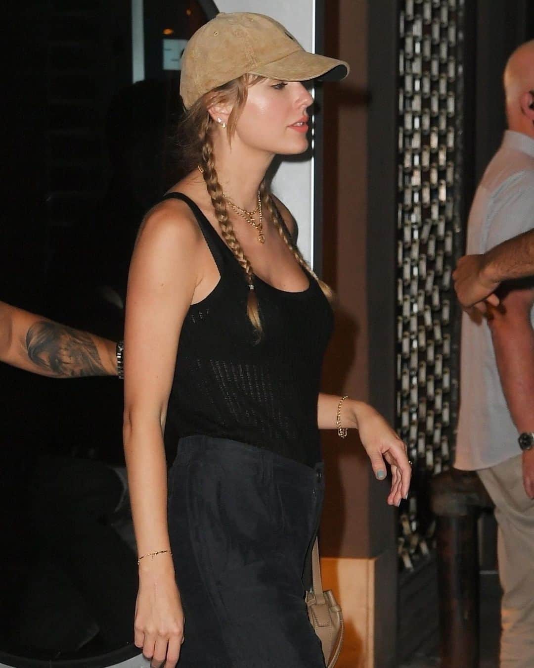 Just Jaredさんのインスタグラム写真 - (Just JaredInstagram)「Taylor Swift heads home after a late-night session at the recording studio in NYC! #TaylorSwift Photos: Backgrid」9月6日 14時26分 - justjared