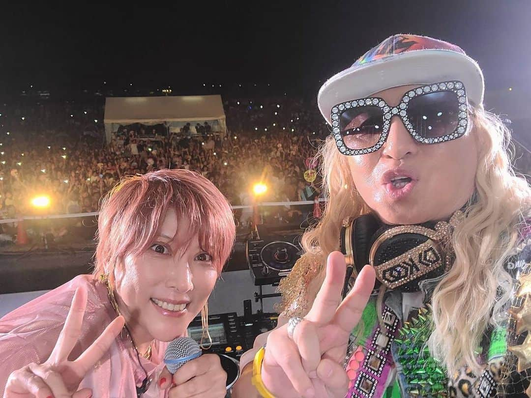 YU-KIのインスタグラム：「先日の栃木🎤🕶️🎧 どの会場でも客席はかなり見てるんだけど たまたまオーディエンス照明が溢れてなかったので 夜の海のように見えたの🥺 皆さんの表情見ながら歌いたいから オーディエンスにスマホライト付けて もらっ〜た〜ら〜！ 美しさと一体感の海に⭐️ 1万何千人かな？　  地元栃木のみなさん 参戦してくれたみんなありがとう ユニフォーム着た少年達が可愛かったなあ お土地柄を感じられるのは新鮮で楽しいね  そしてホンダ75周年 おめでとうございます🎉 またお会いしましょうね☺️  頂いた栃木の大麦使った イチゴのお菓子🍓食感がとても美味しかった  #TRF日本武道館2.18 #野外ライブ  #TRFYU-KI」