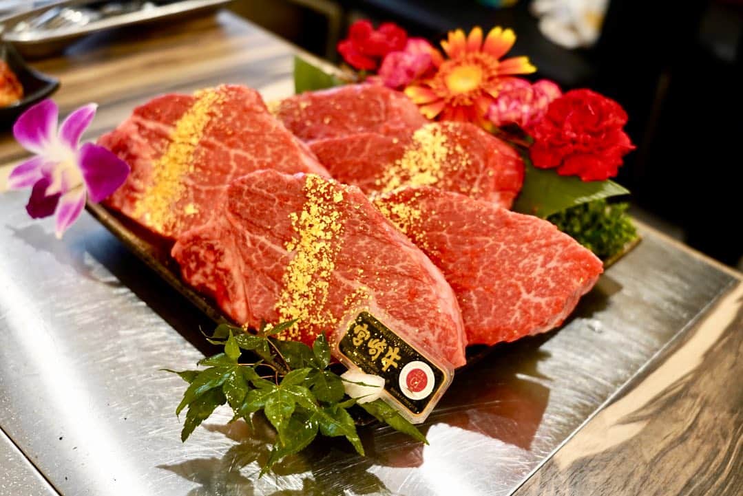 HIROYAさんのインスタグラム写真 - (HIROYAInstagram)「【りきちゃん 祇園店】 京都旅行の締めくくりはここ。  いつもお世話になっている大阪といえば…の太郎さん( @waikikibboycrew )が、昴晴のお祝いで大好きなお肉屋さん、りきちゃんに連れて行ってくださいました😭  大阪空港店( @yakiniku_riki_a5_12 )には何度か行かせていただいていますが、まさか祇園店に行けるだなんで…  ここは焼いたお肉を切るのではなくて、フォークとフォークで裂いて頂きます。 「こんなお肉食べたことない」と誰しもが感動すること間違い無いです😭😭  筋が存在しない、まさにとろけるお肉で口に運ぶ度に旨みと感動が広がります✨  味付けやタレ、塩もどれも美味しすぎて、未知の世界です😳  こちらの祇園店に加えて、大阪に大阪空港店、北浜店があります。 機会がある方は是非言ってみてください！ 感動間違いありません✨  太郎さん、祇園店の店主 @rikichan49 、大阪空港店の店主 @yakiniku_riki_a5_12   本当にありがとうございました！  #りきちゃん #焼肉 #ステーキ #祇園グルメ #大阪グルメ #シャトーブリアン #ヘレ」9月6日 14時21分 - hiroya_tryhard
