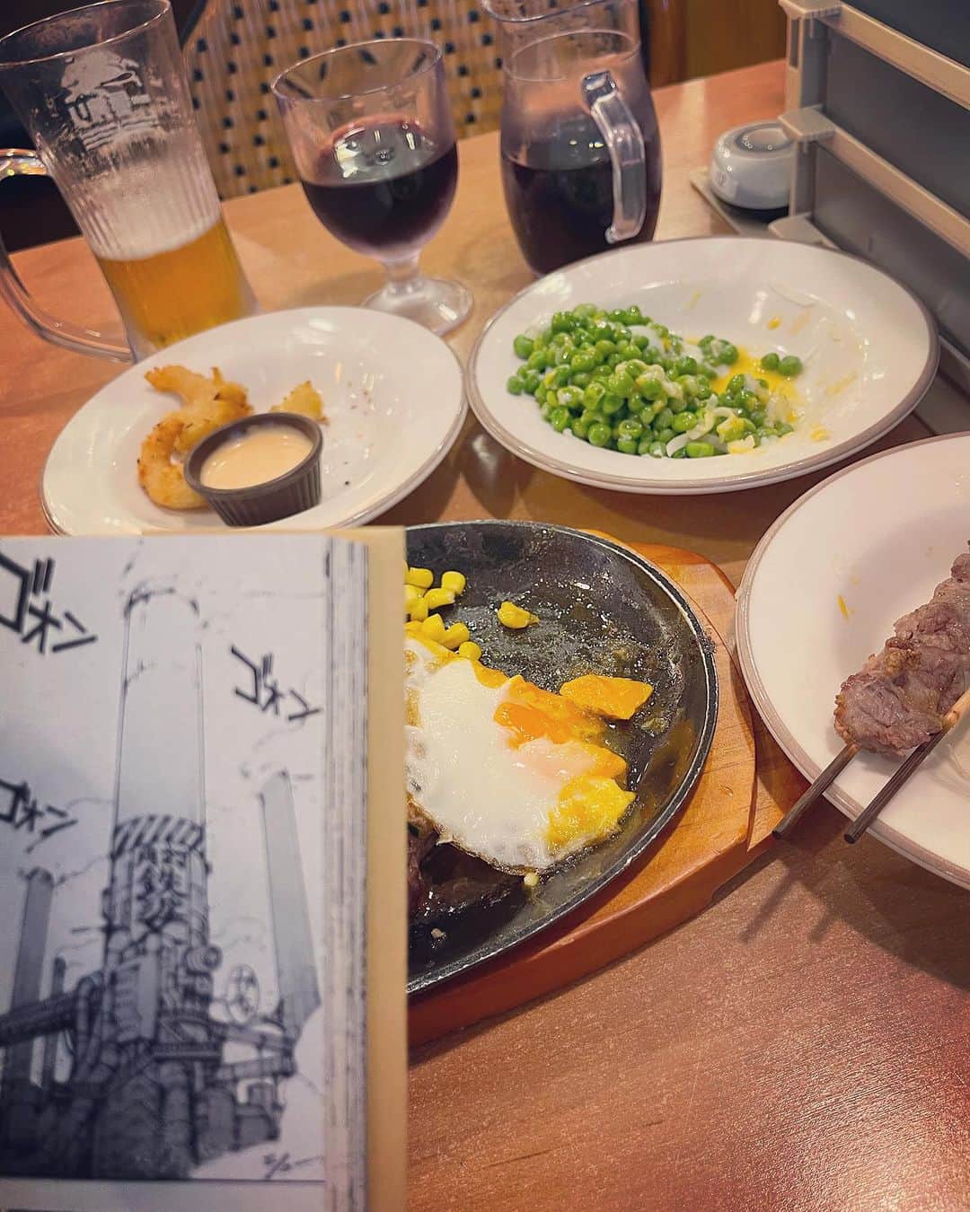 のインスタグラム：「漫画と雑誌買ってサイゼリヤで1人飲み  最高😀」