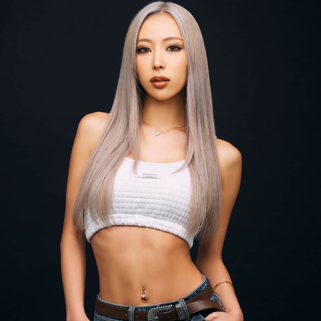 nutsのインスタグラム：「Today's nuts shot🥜 @cjd_harachan   リニューアルされた宣材写真🖤 姉ギャル度増し増しでお届けします✨  #nuts #姉ギャル #ギャル #gal #gyaru #japanesegyaru」