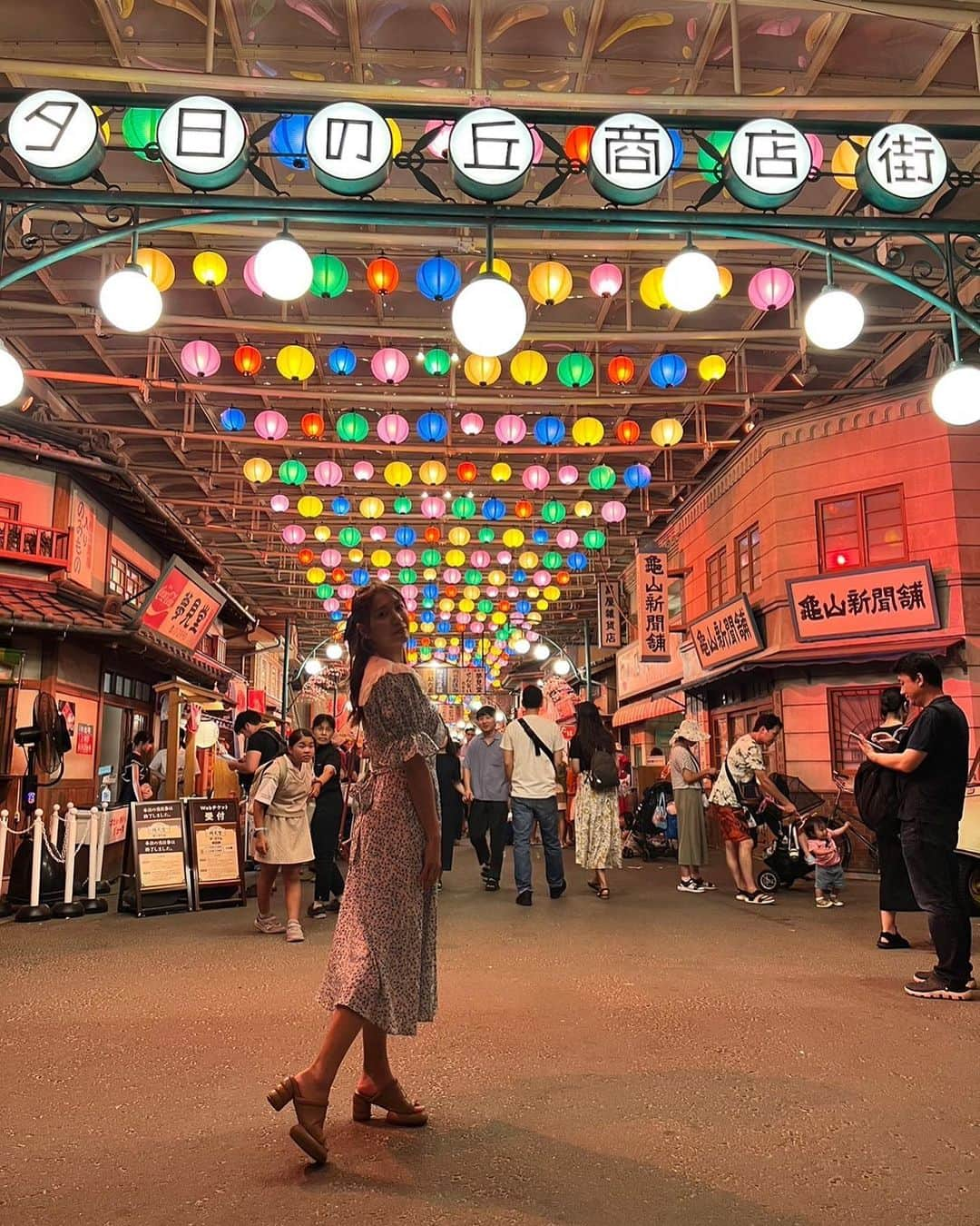 大島麻衣のインスタグラム：「昭和レトロで話題の西武園ゆうえんちへ行ってきました🤗 ちゃんと昭和レトロを意識したお洋服で行ったらどこもかしこも映えで街の雰囲気もすごい素敵で統一感出て写真撮るのすんごい楽しかった🤩 ウルトラマンザライドがほんっとーーーにめっちゃくちゃ楽しくって😍✨大声出してウルトラマンを応援して一緒に戦ったよ🫡あのライドは絶対に乗った方がいい！！ めっちゃおすすめです🙆‍♀️ 広場で行われるショーや商店街で行われるブギウギ祭りもすごい一体感で本当にこの街の一員ななったみたいでたのしかったし、商店街の至るところで商店街の人々がなにかしらの催しをしてくれてるのでずぅーっと飽きずに楽しめます👏 商店街のかき氷やメンチカツも絶品で何を食べても美味しいのでオススメです🤤🍴 私は夏季限定だった大花火祭り開催期間にギリギリ間に合ったのであの圧巻の花火ショーも見れてし大満足でした♡ #西武園ゆうえんち  #ウルトラマンザライド #ウルトラマン #昭和レトロ #東京ブギウギ」