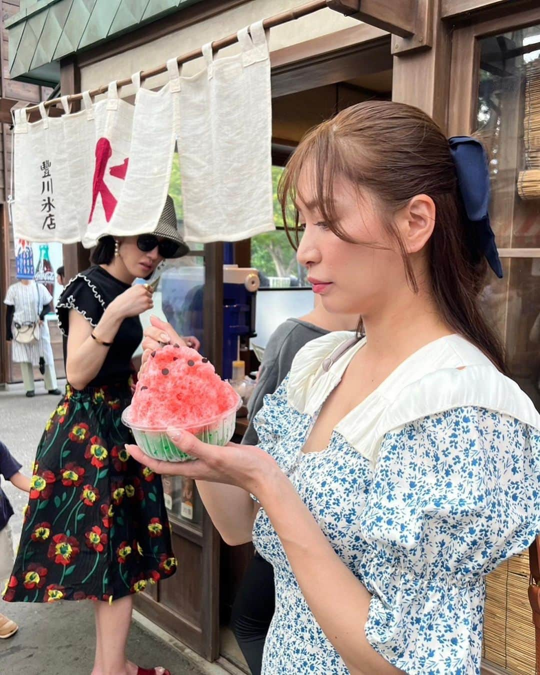 大島麻衣さんのインスタグラム写真 - (大島麻衣Instagram)「昭和レトロで話題の西武園ゆうえんちへ行ってきました🤗 ちゃんと昭和レトロを意識したお洋服で行ったらどこもかしこも映えで街の雰囲気もすごい素敵で統一感出て写真撮るのすんごい楽しかった🤩 ウルトラマンザライドがほんっとーーーにめっちゃくちゃ楽しくって😍✨大声出してウルトラマンを応援して一緒に戦ったよ🫡あのライドは絶対に乗った方がいい！！ めっちゃおすすめです🙆‍♀️ 広場で行われるショーや商店街で行われるブギウギ祭りもすごい一体感で本当にこの街の一員ななったみたいでたのしかったし、商店街の至るところで商店街の人々がなにかしらの催しをしてくれてるのでずぅーっと飽きずに楽しめます👏 商店街のかき氷やメンチカツも絶品で何を食べても美味しいのでオススメです🤤🍴 私は夏季限定だった大花火祭り開催期間にギリギリ間に合ったのであの圧巻の花火ショーも見れてし大満足でした♡ #西武園ゆうえんち  #ウルトラマンザライド #ウルトラマン #昭和レトロ #東京ブギウギ」9月6日 14時31分 - maioshima911