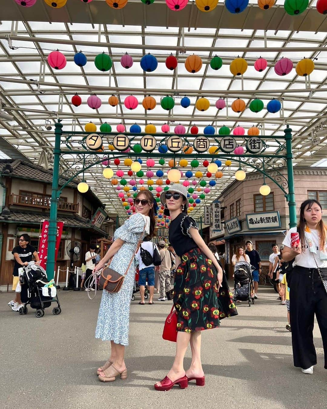 大島麻衣さんのインスタグラム写真 - (大島麻衣Instagram)「昭和レトロで話題の西武園ゆうえんちへ行ってきました🤗 ちゃんと昭和レトロを意識したお洋服で行ったらどこもかしこも映えで街の雰囲気もすごい素敵で統一感出て写真撮るのすんごい楽しかった🤩 ウルトラマンザライドがほんっとーーーにめっちゃくちゃ楽しくって😍✨大声出してウルトラマンを応援して一緒に戦ったよ🫡あのライドは絶対に乗った方がいい！！ めっちゃおすすめです🙆‍♀️ 広場で行われるショーや商店街で行われるブギウギ祭りもすごい一体感で本当にこの街の一員ななったみたいでたのしかったし、商店街の至るところで商店街の人々がなにかしらの催しをしてくれてるのでずぅーっと飽きずに楽しめます👏 商店街のかき氷やメンチカツも絶品で何を食べても美味しいのでオススメです🤤🍴 私は夏季限定だった大花火祭り開催期間にギリギリ間に合ったのであの圧巻の花火ショーも見れてし大満足でした♡ #西武園ゆうえんち  #ウルトラマンザライド #ウルトラマン #昭和レトロ #東京ブギウギ」9月6日 14時31分 - maioshima911