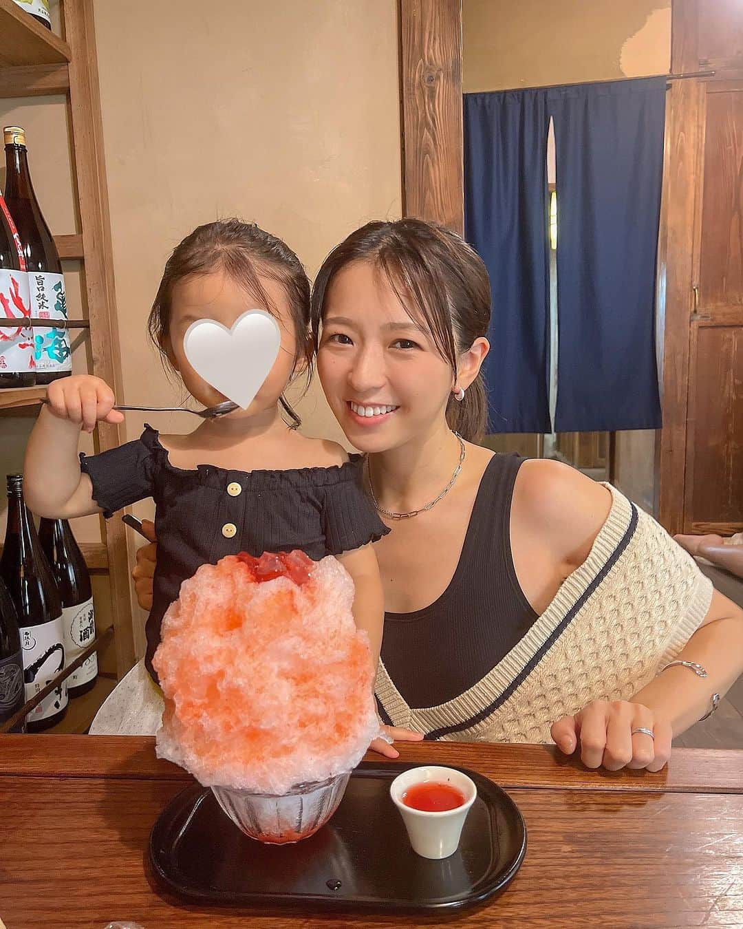 林弓束のインスタグラム：「. まだまだ暑いので かき氷食べに🍧 代官山のウララ は隠れ家的な感じで落ち着く😊  座敷もあって子連れにもありがたい✨ おうどんもおいしいよ😋 . 娘は自分でコーディネートした格好で、BLACK PINKを意識したらしい🤣🖤🩷 なんといっちょまえな3歳児😂 驚かされることばかりです。笑 . . . . .  #女の子ママ  #2020年5月生まれ　#3歳女の子 #ママと娘 #母娘 #親子 #子供服 #こどもふく #まはりふく #ゆづしふく #東京ママ #代官山 #代官山カフェ #かき氷」