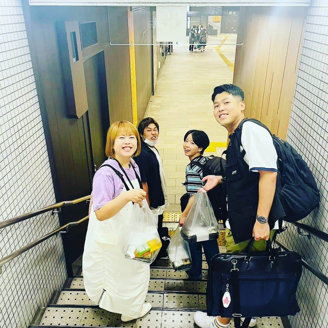 のインスタグラム：「ダブルヒガシさんとロケ🎥💞✨ 帰りは京阪プレミアムカー座席ぐるっと回しからの、この盛り上がり！  #天才ピアニスト #ダブルヒガシ #京阪プレミアムカー」