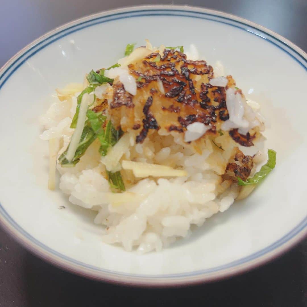 木村多江さんのインスタグラム写真 - (木村多江Instagram)「家族が作ってくれた アジご飯。  #おうちご飯  生姜とシソを のせて 1杯目を食べて  2杯目は おこげを食べて  3杯目は 鯛だしのスープで 食べて。  なんだか 得した気分。  こんなひととき  心が 笑ってるみたいで いいなぁ😊」9月6日 14時33分 - taekimura_official