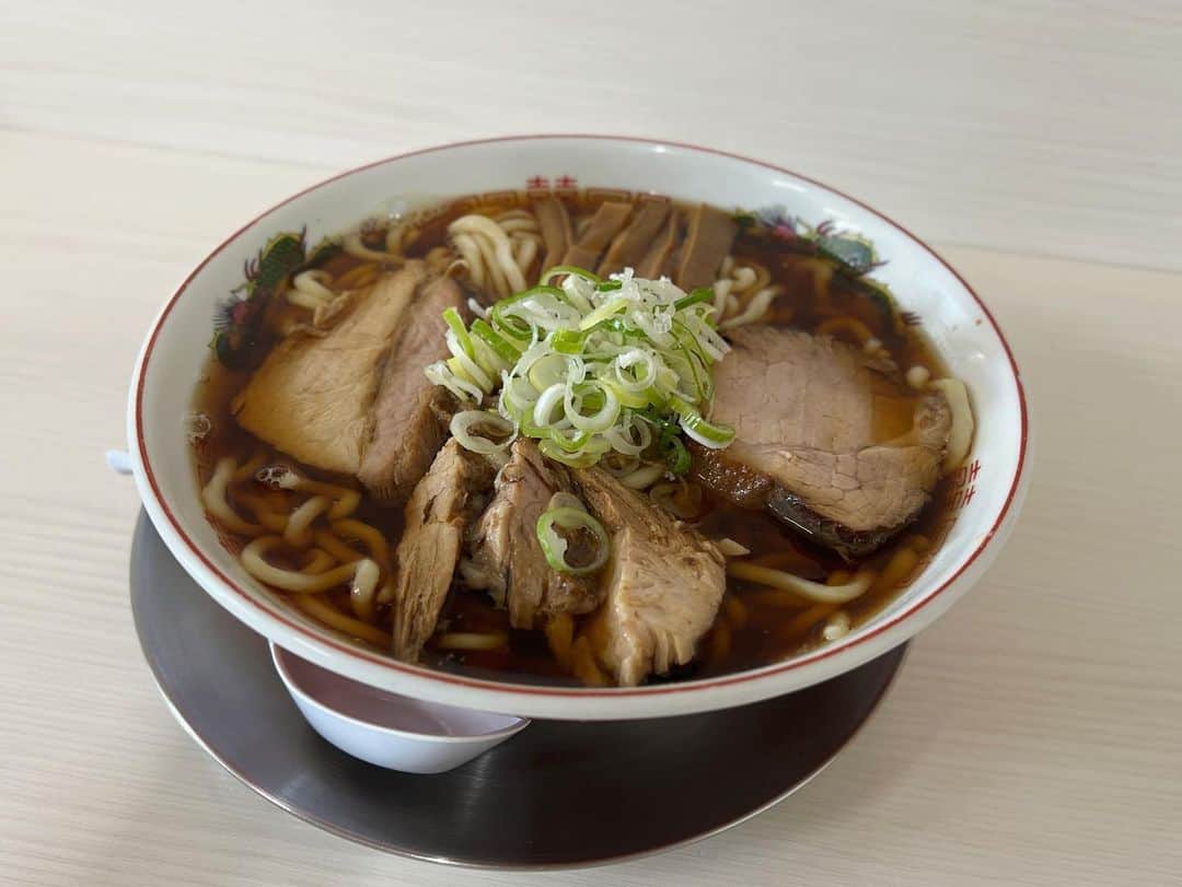 SUSURUのインスタグラム：「メニューは並、大、特大のみの青森煮干しラーメン。 こういうのがいいんだよ。やっぱり地元の煮干しラーメン、好きです。 #susuru_tv #中華そばまさ #青森市 #青森 #特大 #うまい  #ラーメン #らーめん #ramen #ラーメン部 #ramennoodles #毎日ラーメン生活 #麺スタグラム #japaneseramen #japanramen #foodstagram #foodie #noodles #instanoodle #instaramen #instafood #青森ラーメン #青森煮干し #にぼしラーメン」