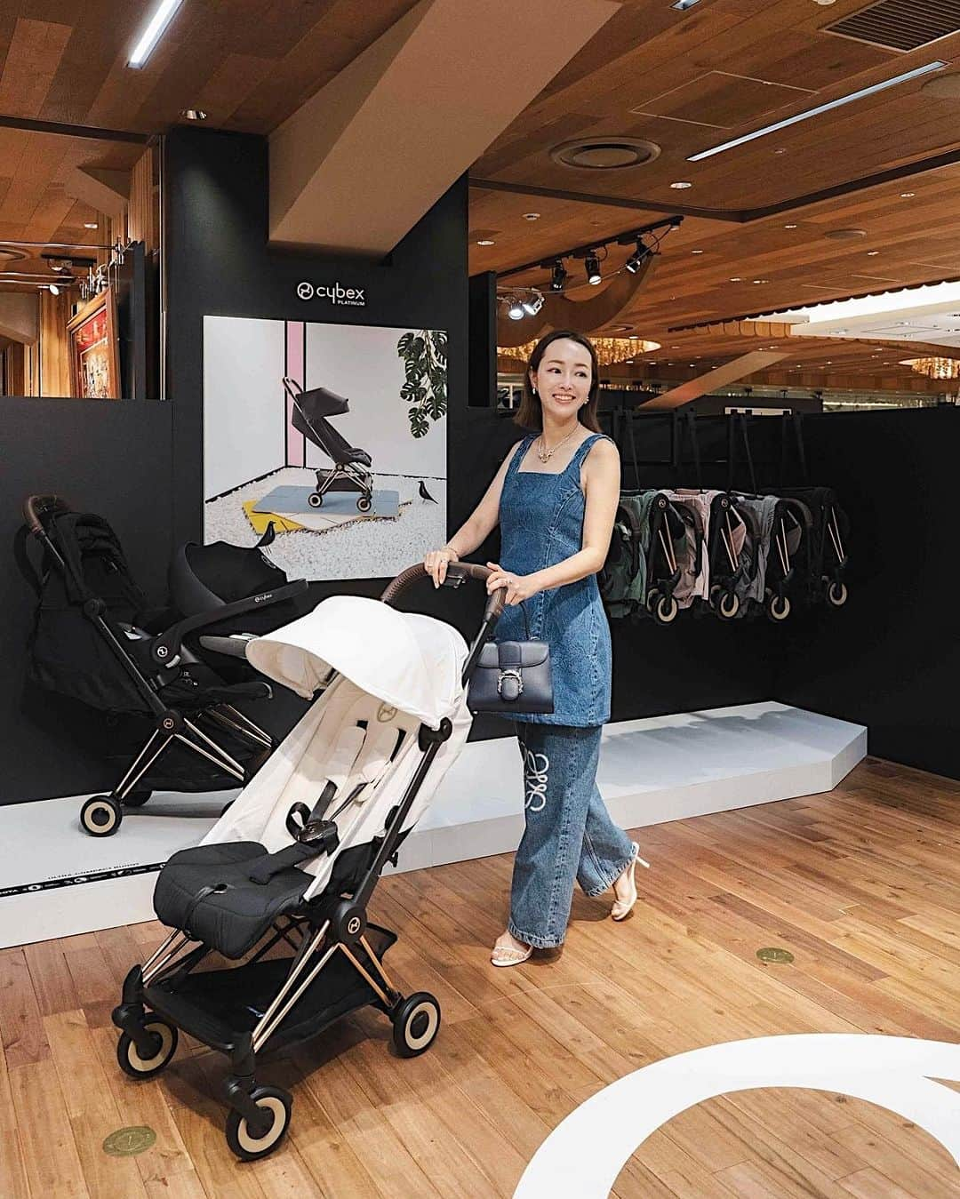 翁安芸のインスタグラム：「CYBEX COŸA POPUP STORE @ ISETAN🤍  サイベックスから新たに発売された コンパクトベビーカー「コヤ」を どこよりも早く伊勢丹で見れるということで ポップアップへ伺いました🖤  数秒で折りたため、軽量で、 キャリーハンドルも付いているので、 日々の持ち運びや旅行にも便利！  折り畳んだ際も自立し、 シートファブリックが直接地面に触れないのも 嬉しいポイントです🫶🏻  シートリクライニングの角度は ４段階も調整可能。  さらに日本限定仕様で、 背面に大きなメッシュウィンドウがあるので、 蒸し暑い日本の夏の気候でも風通しよく、 子どもの様子も確認できて安心です👶🏻🤍  ハーネスの長さ調整もストラップを引くだけと 瞬時にできてなんとも簡単！  カラーバリエーションも全9色と豊富。 三越伊勢丹グループ限定カラーの オフホワイトにローズゴールドフレームが とっても魅力的✨✨  COŸA（コヤ）のポップアップは、 伊勢丹新宿店 本館6階 センターパーク／ザ・ステージ 6 9月12日火曜日まで開催中です🤍  @cybex_japan #CYBEX #COYA #サイベックス #CYBEX_PR #cybexcoya  #stroller #ストローラー #ベビーカー」