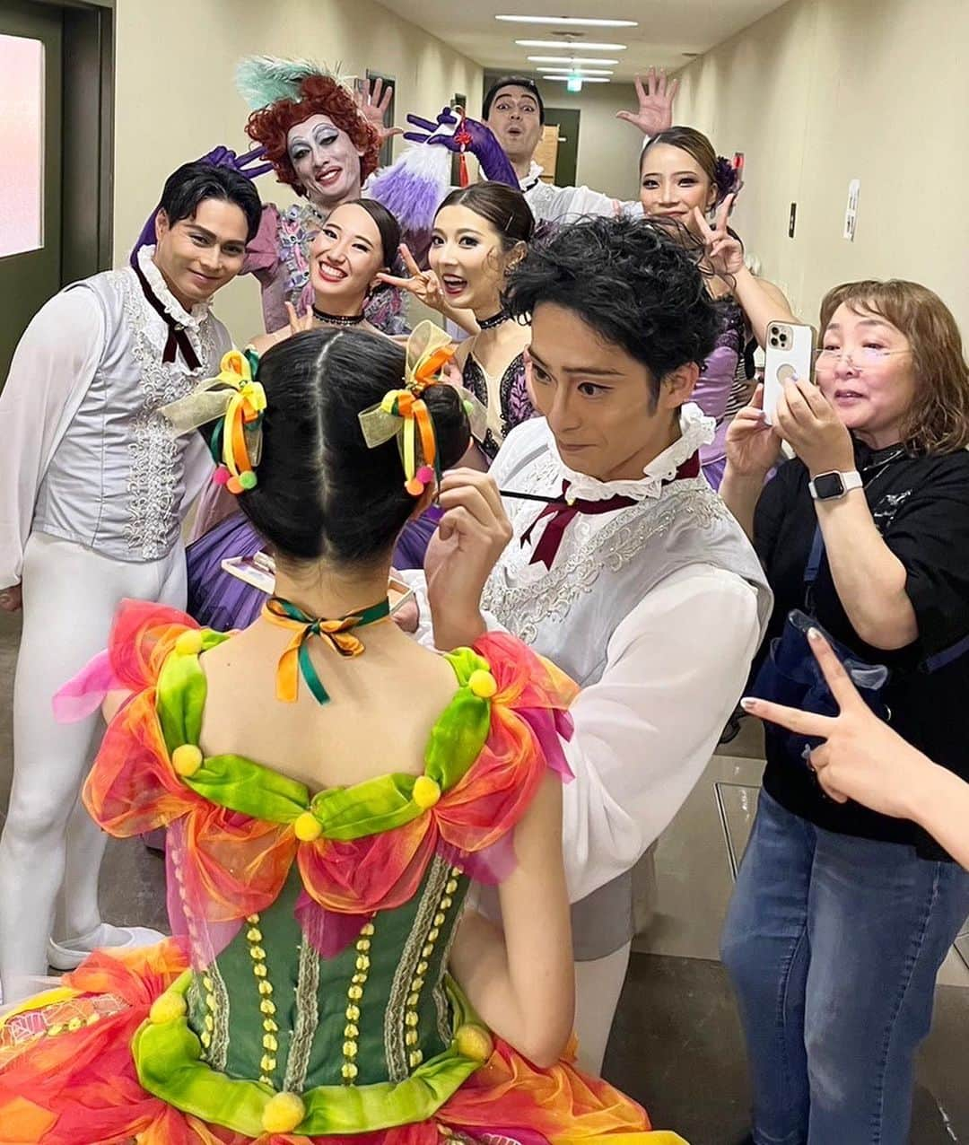 林田雪菜さんのインスタグラム写真 - (林田雪菜Instagram)「ユリコバレエスタジオ30周年記念発表会③ ゲストで来ていただいた皆様✨  豪華な皆さんのおかげで今年もより一層華やかな舞台になりました👏 そしてたくさんご指導いただきありがとうございます！！ 特に今回は男性と組むパートのほとんどを濱田先生にお世話になりました🙇‍♀️ 普段はなかなか組む練習ができないので不安ばかりでしたが ものすごくわかりやすいアドバイスと安定感120%のサポートのおかげで 本番すっっごく楽しく踊ることができました🥹 本当にありがとうございます✨✨ 学ぶことばかりだったので、教えていただいたことをこれからも忘れずにレッスン頑張ります💪   ゲストの皆さんがくると本当に賑やかで舞台裏もこんな感じでずっと楽しかったです🤣  最後の写真は10年前の20周年記念公演のシンデレラの時の写真…太一先生 @monkya 、10年間で変わりすぎではありませんか？🫣笑   10年前はるとベイビーじゃん👶笑 @haruto._.goto  仕立て屋さんから王子へ、立派になったねぇ🤴  あと、動いてるか喋り出そうとしてる写真しかなかったよ絵美ちゃん笑 @emimiwako  そろそろ落ち着いてください先輩🥺  #ユリコバレエスタジオ #熊本バレエ #yurikoballetstudio #ユリコバレエスタジオ30周年記念公演 #20230813 #バレエ #ballet  #10年の時の流れってすごいなー」9月6日 14時38分 - hayashidayukina