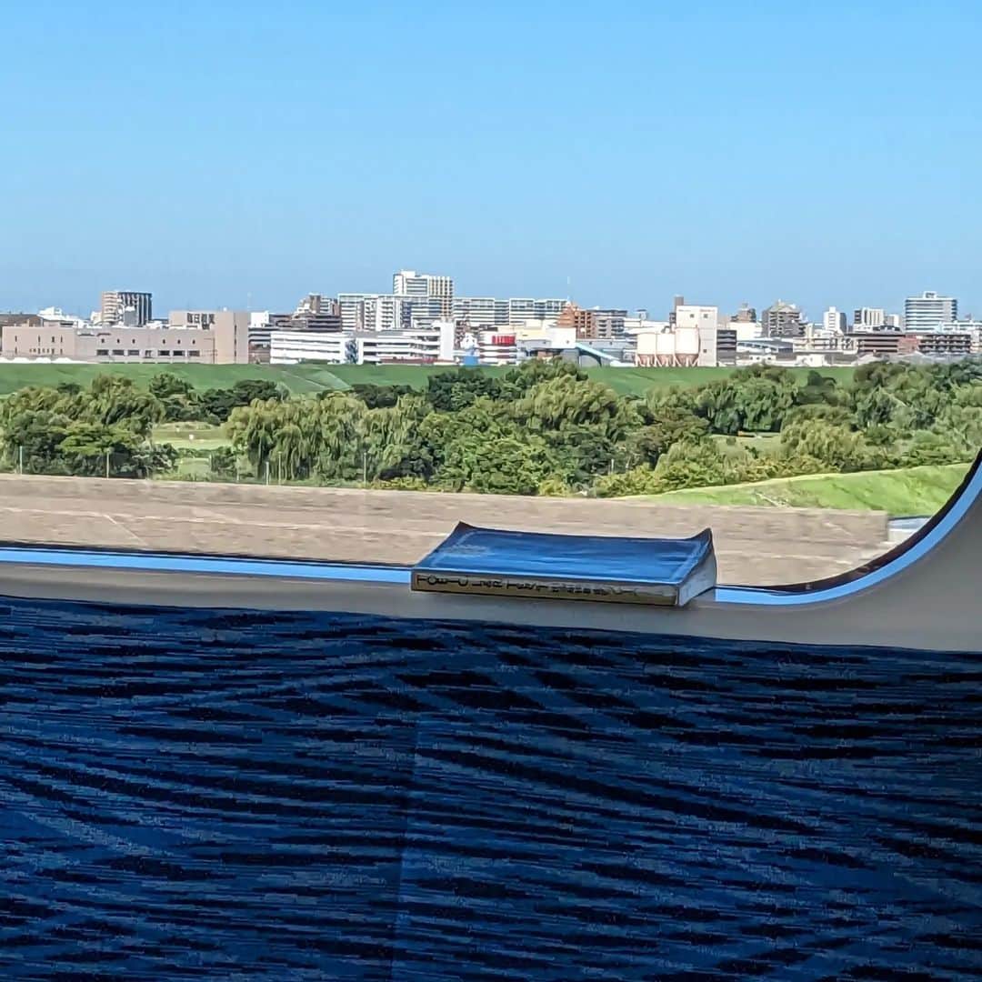 生越千晴のインスタグラム：「🚆🌬️🧙👤🎐  置き去られたTOEIC参考書。。残暑 フガフガ ビニールも暑げ ポッターさんたちカワイイし涼しげ 突然の任三郎先生。2023 まだまだなつ〜」