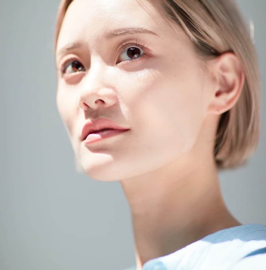 ピースオブシャイン株式会社のインスタグラム：「皆様VITA DROPの使い心地は如何ですか？ よく皆様にご質問される２点を今日はお伝えします😊 １つ目はVITADROPは朝晩どちらかに使うのであれば、どちらがおすすめですか？ という質問です。 結論から言いますと、細胞の生まれ変わりが活発な夜を優先して使う事を推奨します！ 夜使うメリットとしては細胞修復するときにビタミンCが手助けをしてくれる作用や、蓄積したメラニンを排出する作用など、寝ている間の細胞修復時にしか出来ない事が沢山あるので、夜をお勧めします！ 朝付けるメリットとしては、紫外線ダメージから守る働きがメインとなります🍋可能な限り朝晩のご使用を推奨します！  ２つ目は、他の美容液との併用です。 基本的にどんな美容液と併用しても問題ありません。 しかし、油膜を張るもの、シリコンの多いものの後につける事だけは避けてください。 ビタミンCはただでさえ浸透に時間がかかる成分です。 なので、浸透を妨げるものはご使用をお控え下さい😊 ※どうしても使用したいという場合はVITADROPを先にご使用下さい。  VITADROPを効果的に是非ご利用下さい💁🏻‍♀️  Arisa  #peaceofshine #ピースオブシャイン  #VITADROP #ビタドロップ #ビタミンC誘導体 #ビタミンc導入」