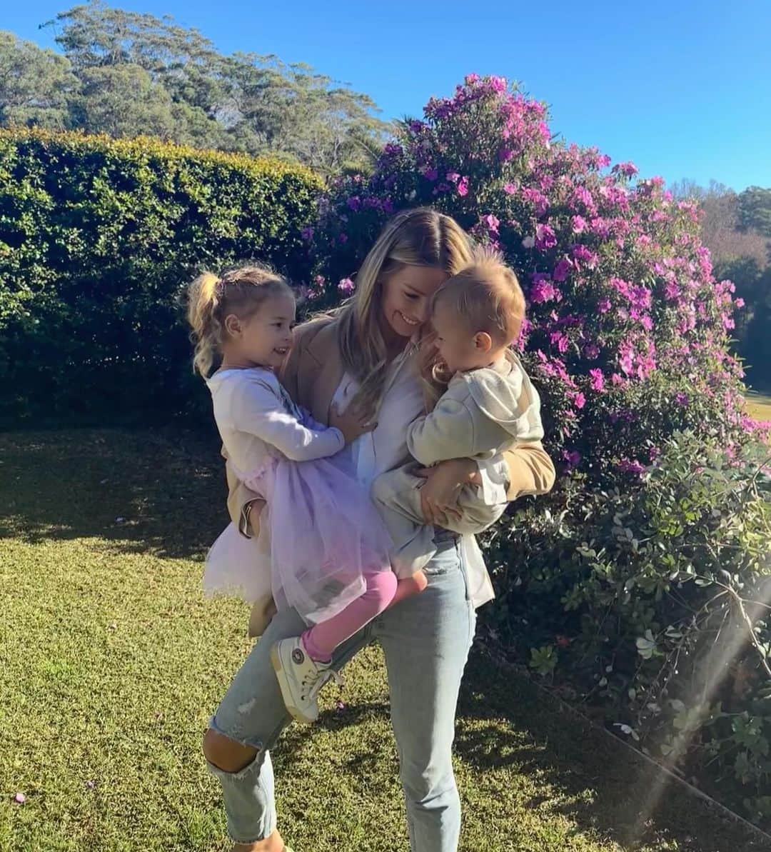ジェニファー・ホーキンスのインスタグラム：「Lately. Couldn’t love you more! ❤️ Why is cookie a giant already tho?! Lol」
