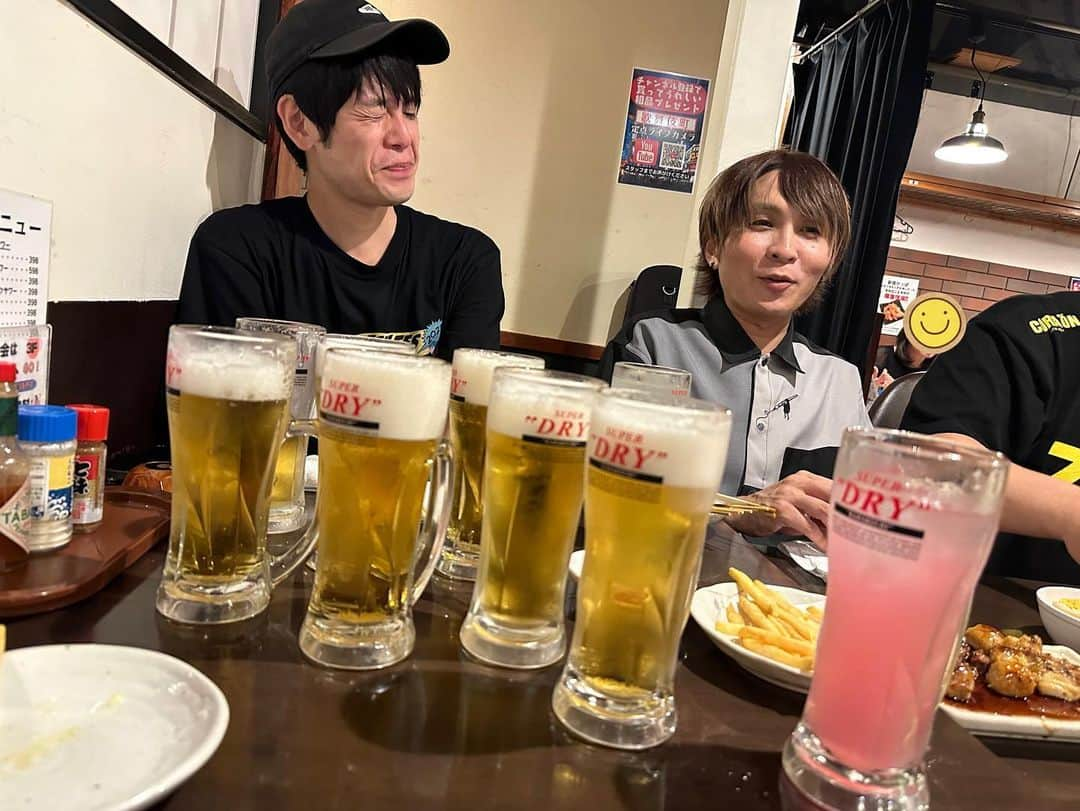 小石田純一さんのインスタグラム写真 - (小石田純一Instagram)「事務所ライブ終わりに乾杯しました。突然始まる生ビール1杯100円のタイムサービス。生ビールを飲みまくりました。で、酔っ払いました。  #生ビール #新宿かっぱ  #居酒屋 #伊藤じゅん #さっちよ #お笑い芸人 #MC芸人 #ニュースタッフプロダクション #打ち上げ」9月6日 14時47分 - koishida.trendy